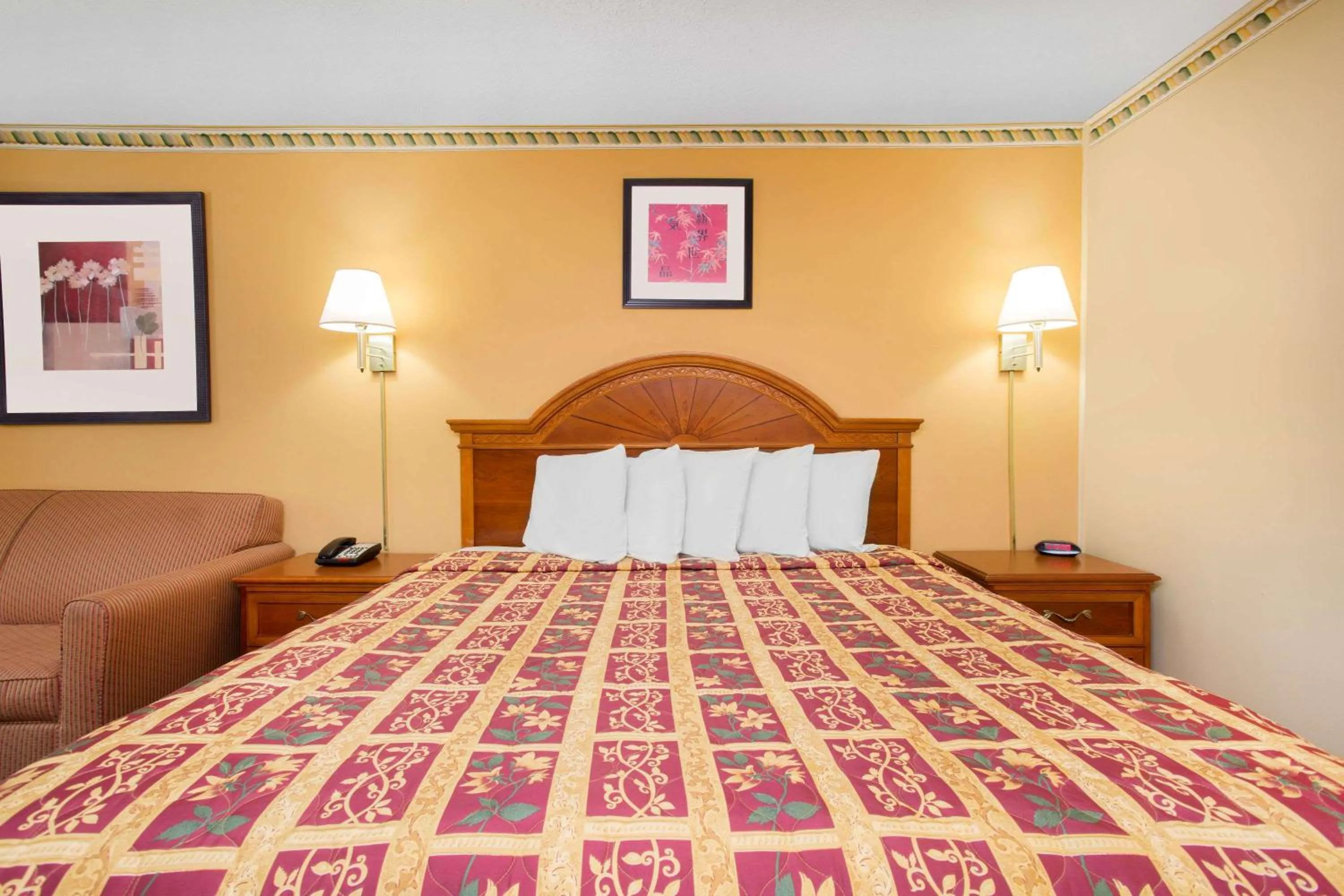 Photo of the whole room, Bed in Knights Inn Aiken