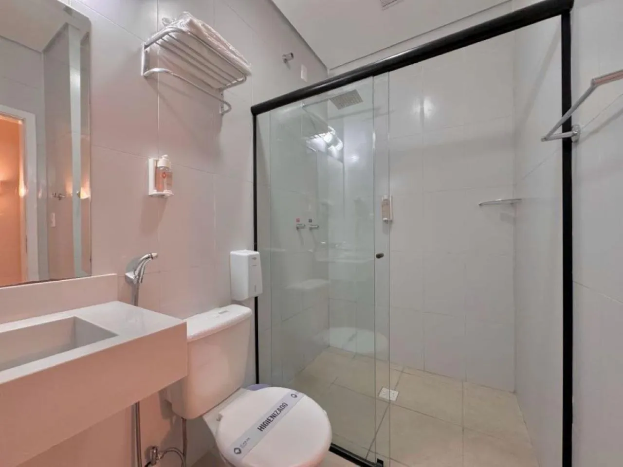 Toilet in Igaras Hotel