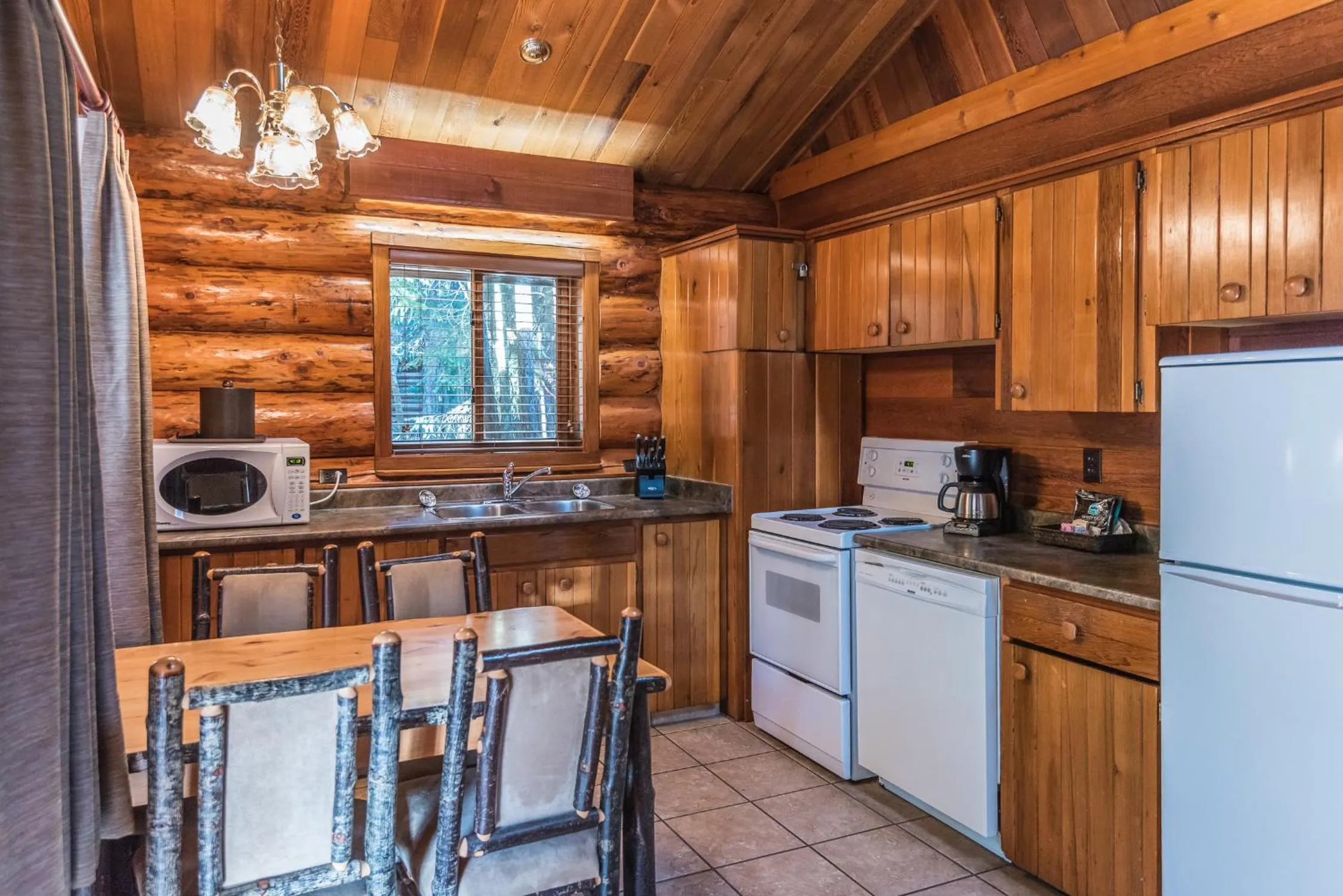 Kitchen or kitchenette in Tigh-Na-Mara Seaside Spa Resort