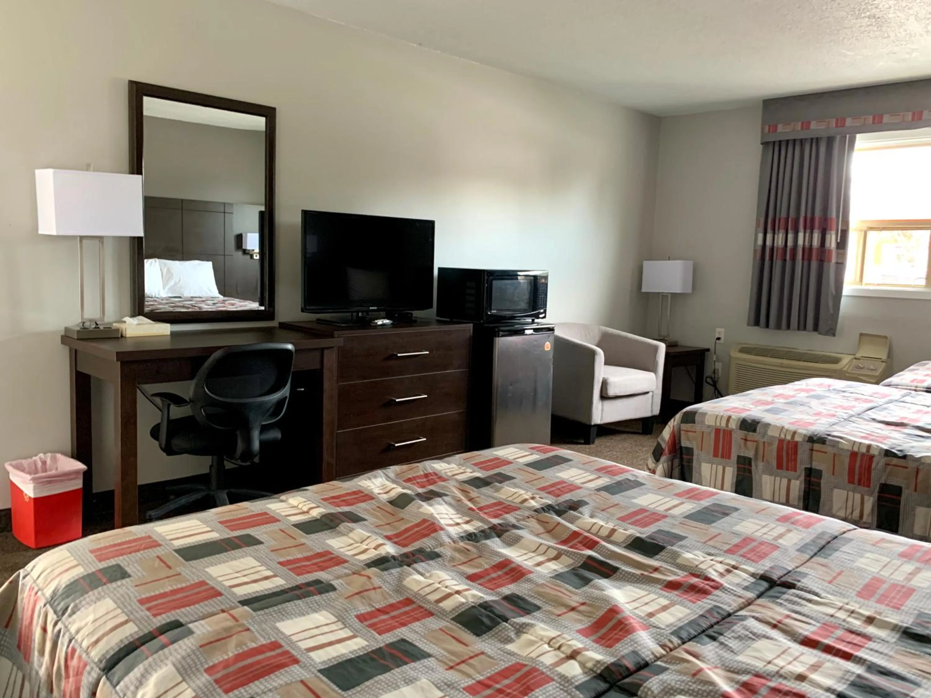 Photo of the whole room, Bed in Milestone Motel