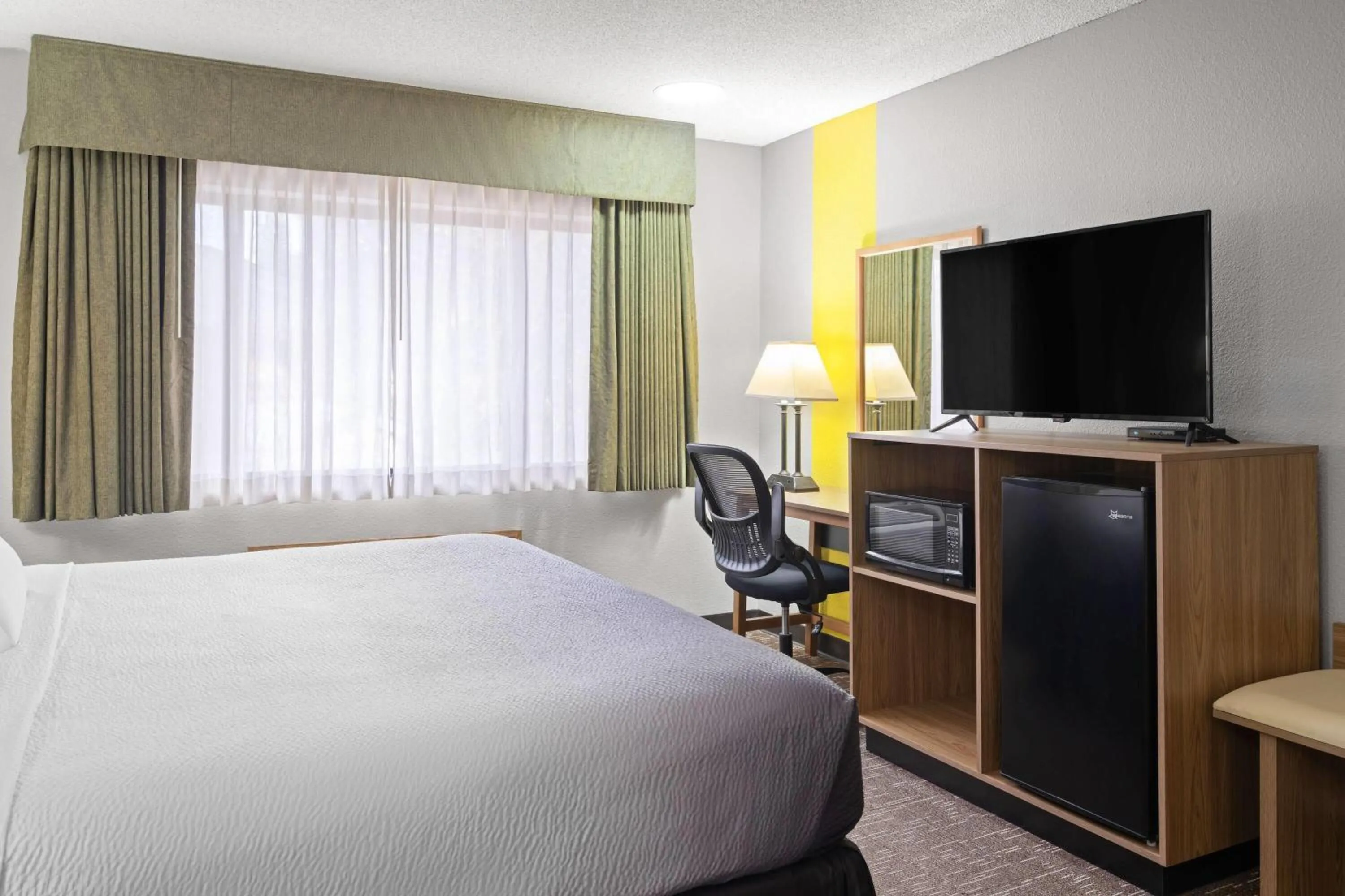 Photo of the whole room, Bed in Super 8 by Wyndham Baker City