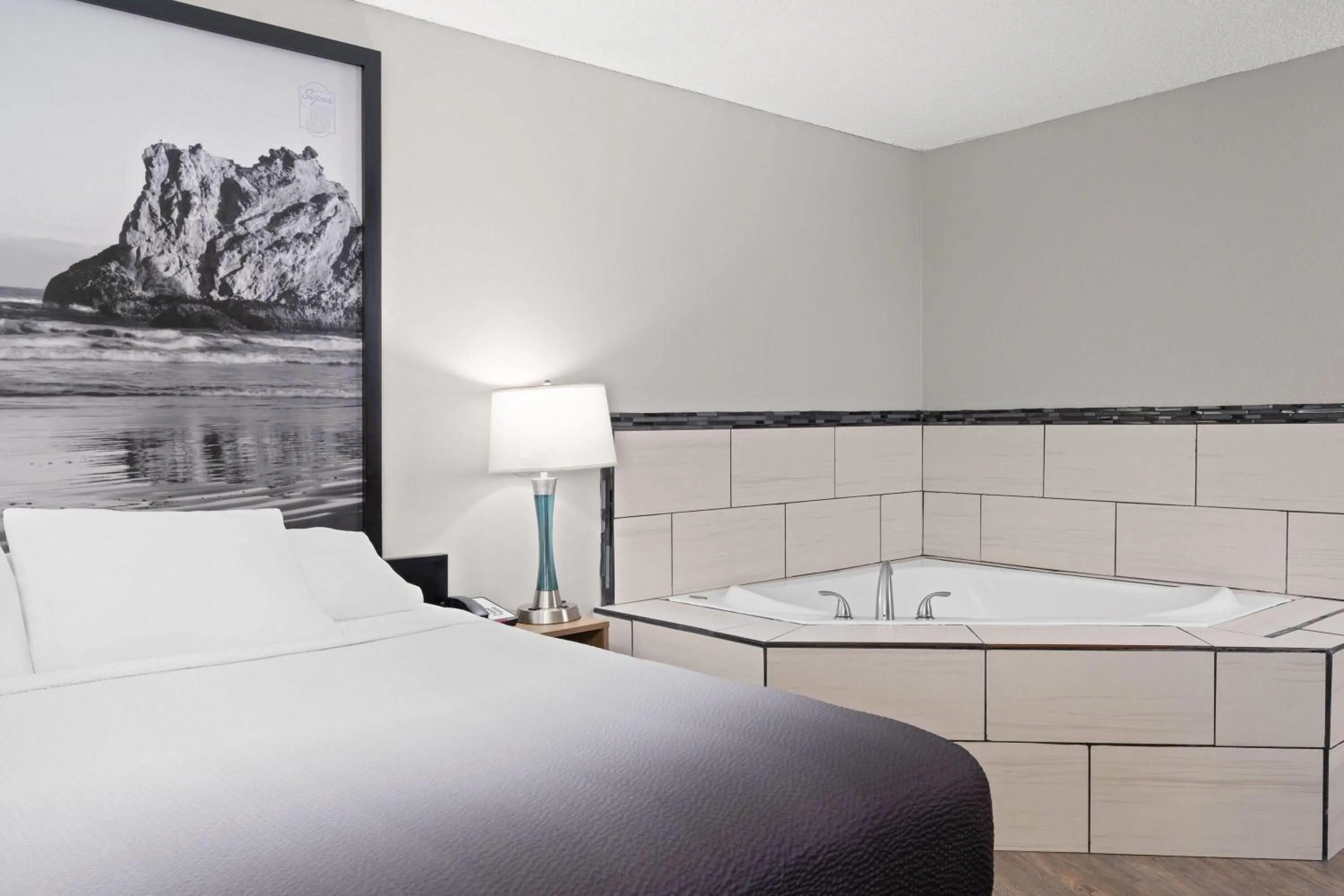 Bath, Bed in Super 8 by Wyndham Baker City