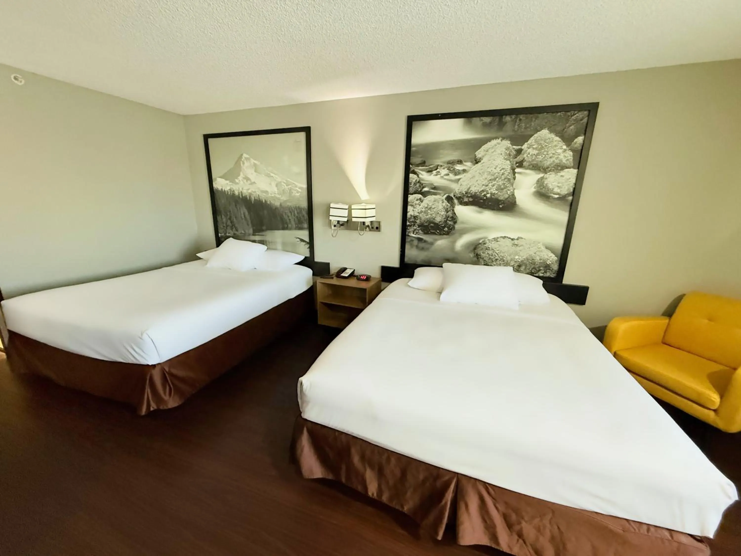 Bed in Super 8 by Wyndham Baker City