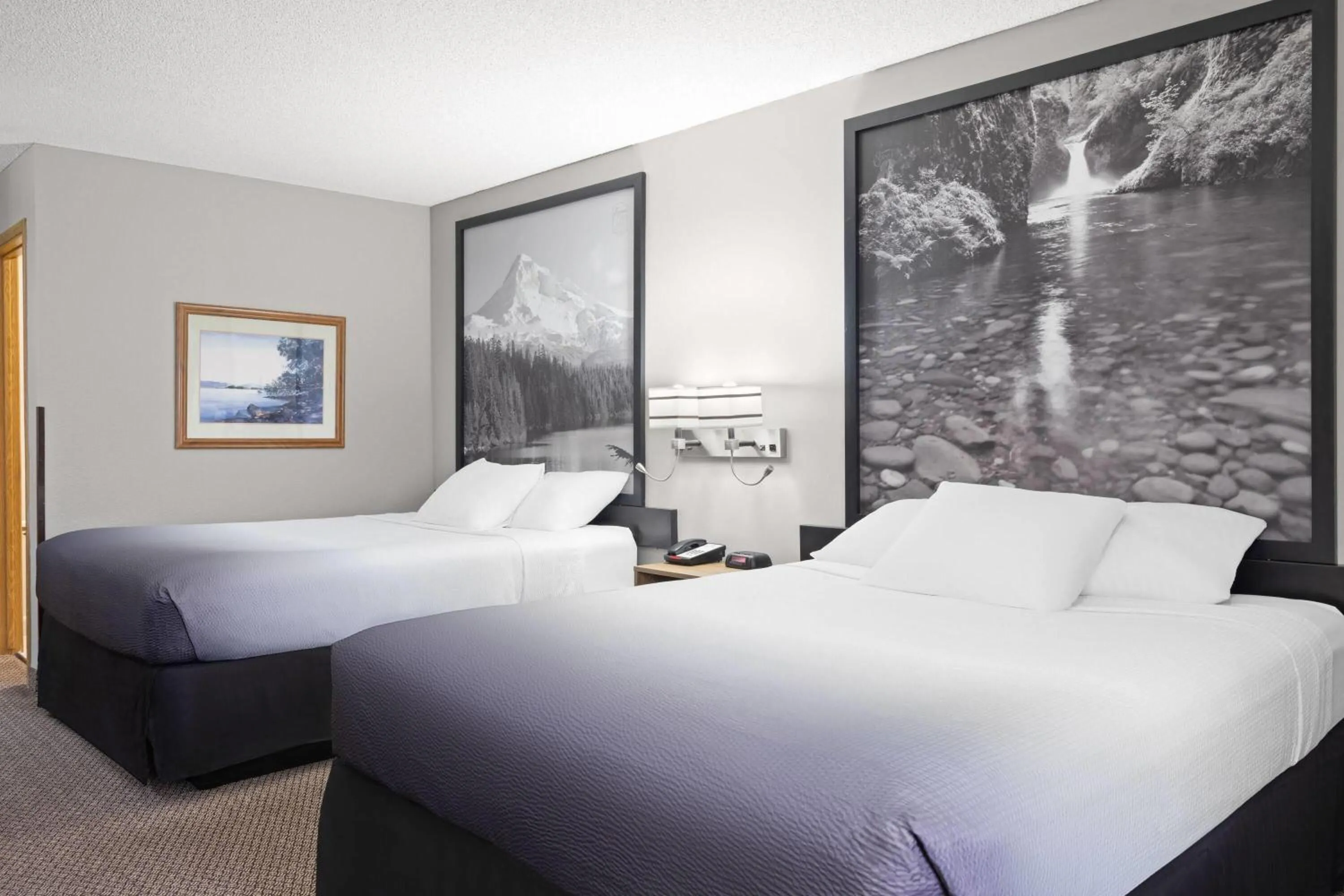 Photo of the whole room, Bed in Super 8 by Wyndham Baker City