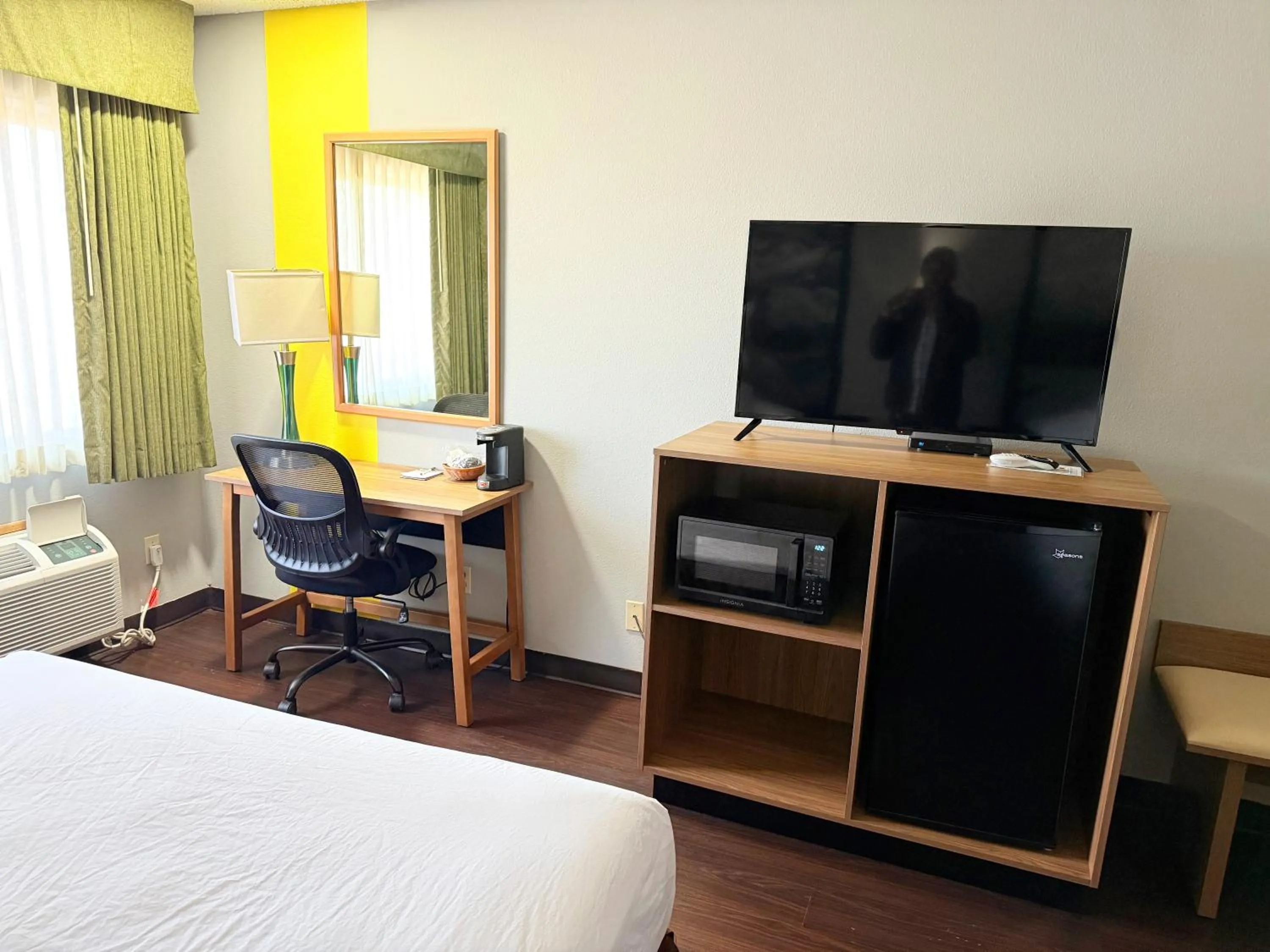 Bed in Super 8 by Wyndham Baker City