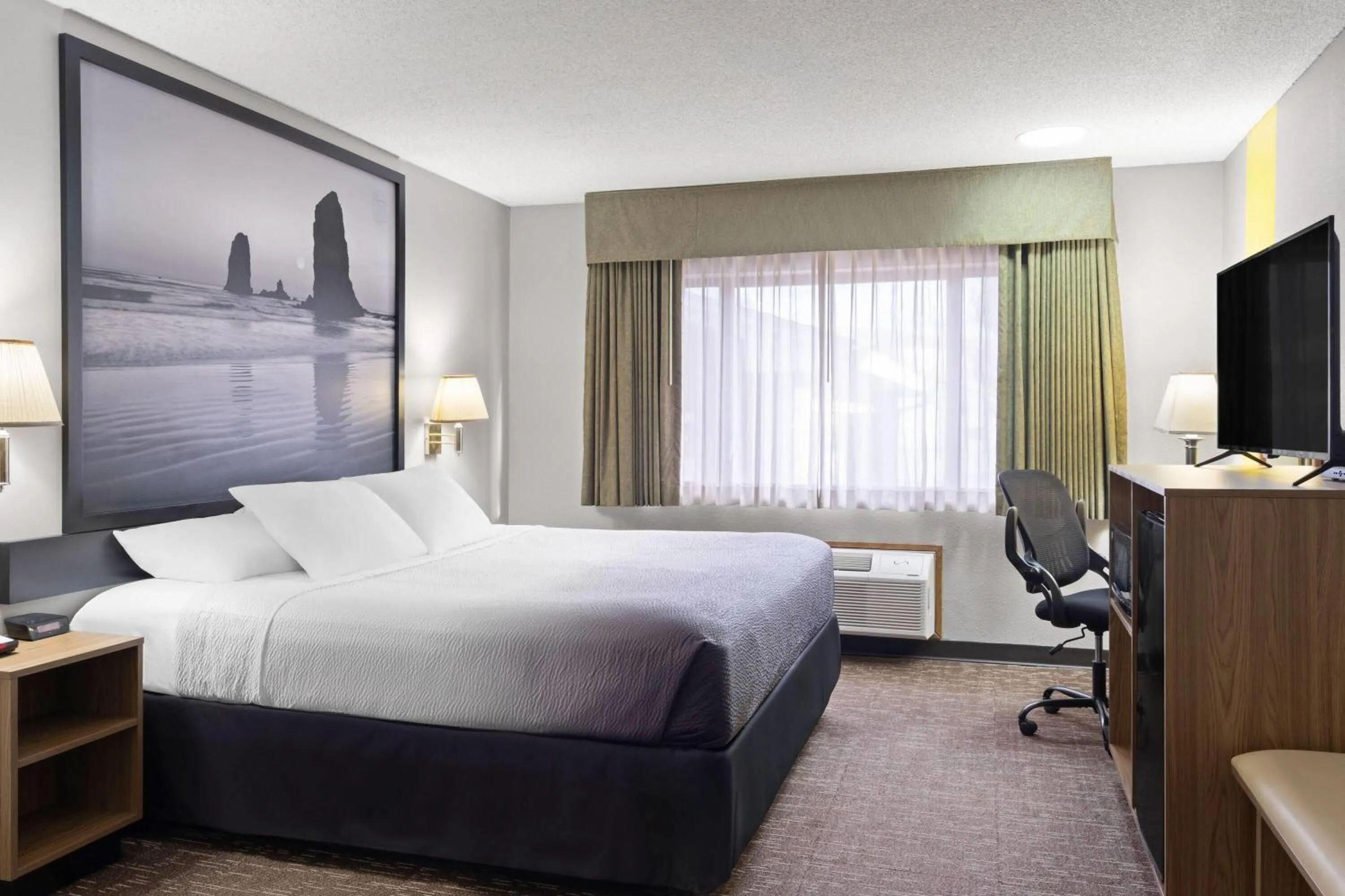 Photo of the whole room, Bed in Super 8 by Wyndham Baker City