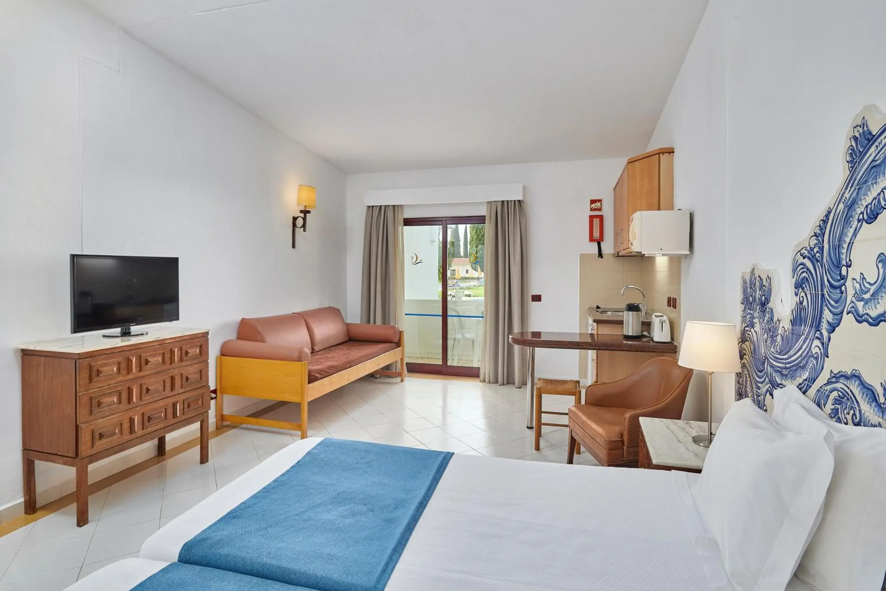 Living room, Bed in Hotel Apartamento Do Golfe Living room, Bed in Hotel Apartamento Do Golfe