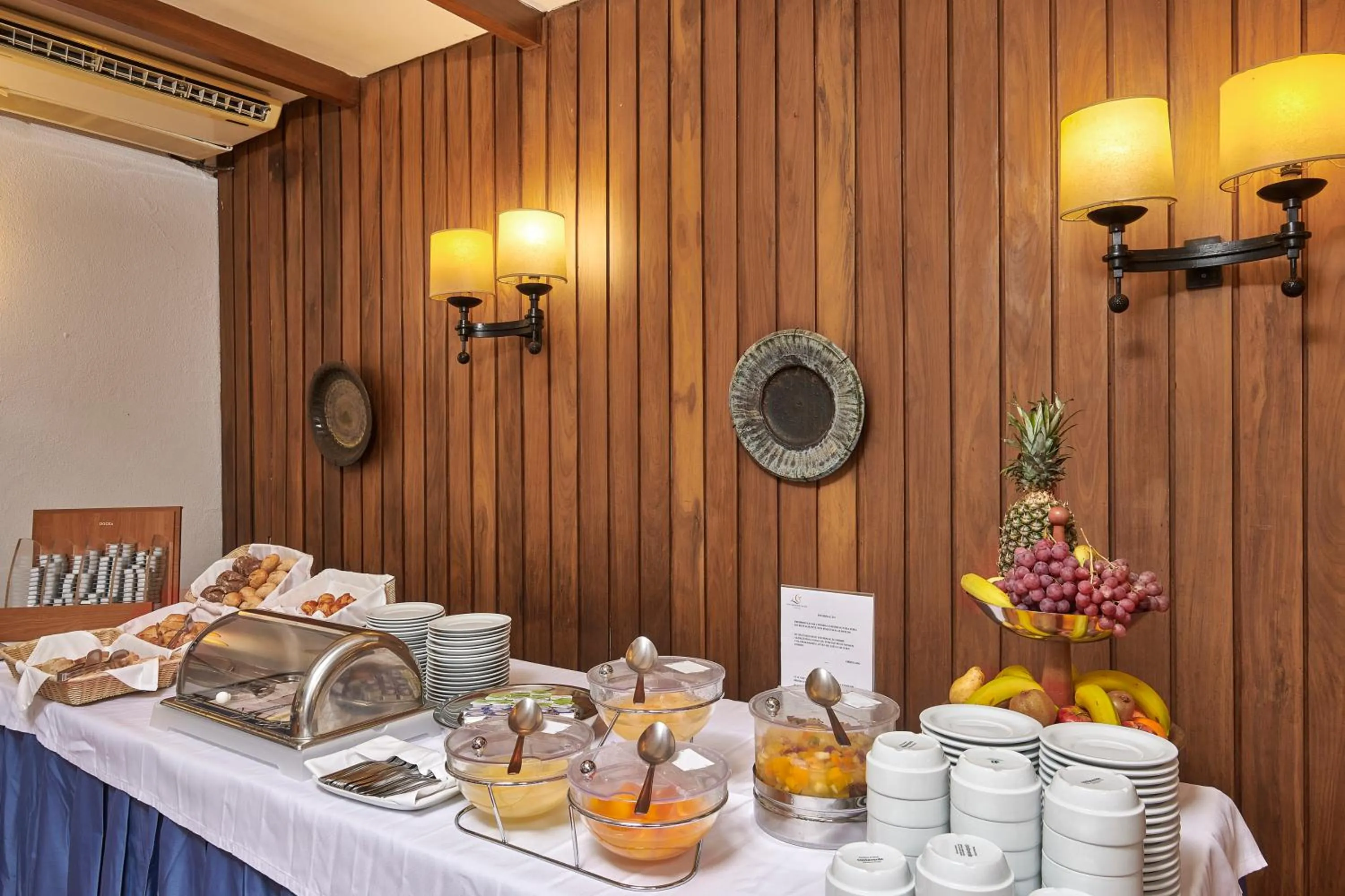 Buffet breakfast in Hotel Apartamento Do Golfe