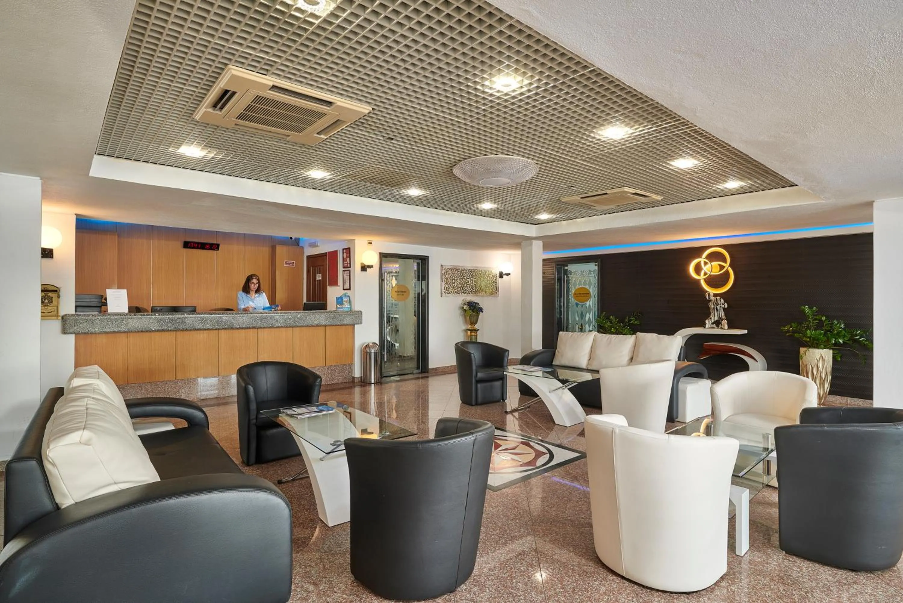 Lobby or reception in Hotel Apartamento Do Golfe