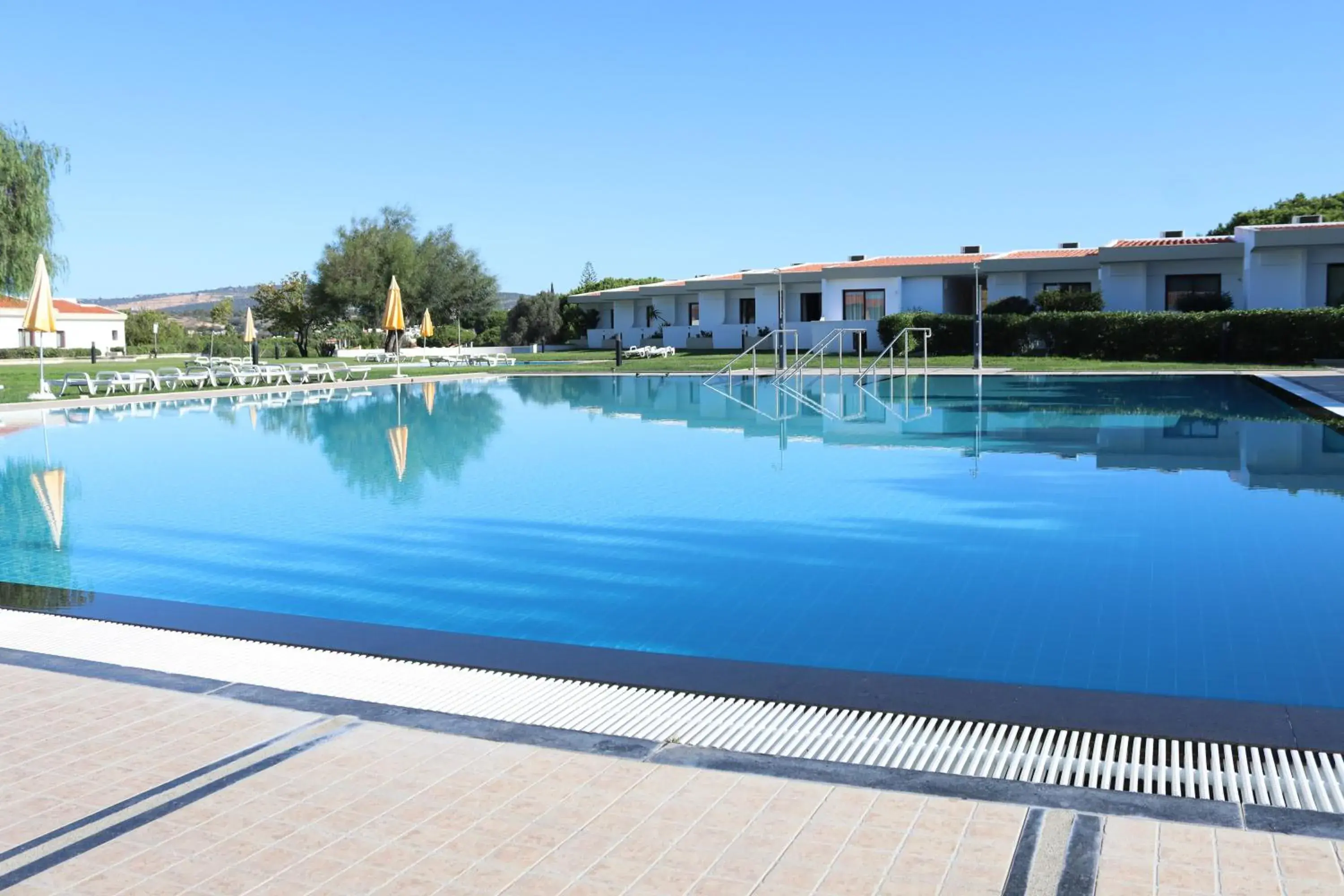 Swimming pool in Hotel Apartamento Do Golfe Swimming pool in Hotel Apartamento Do Golfe