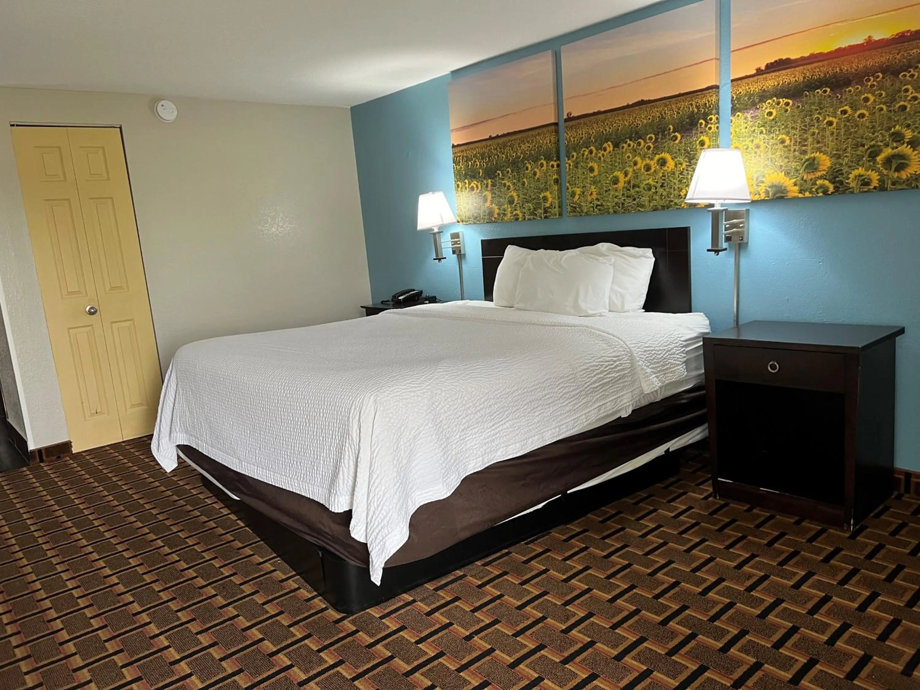 Bed in Days Inn by Wyndham Joplin