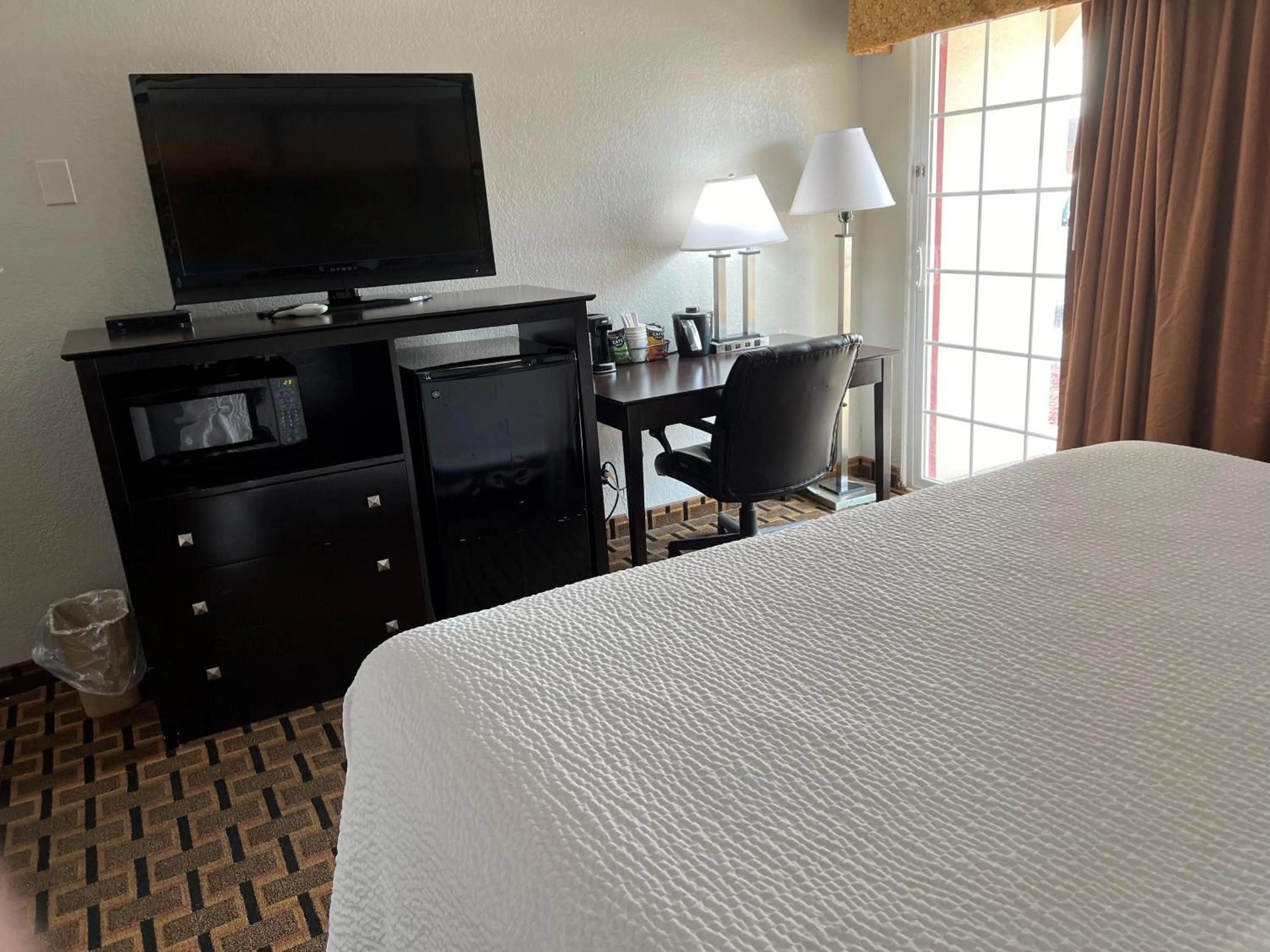 Bed in Days Inn by Wyndham Joplin