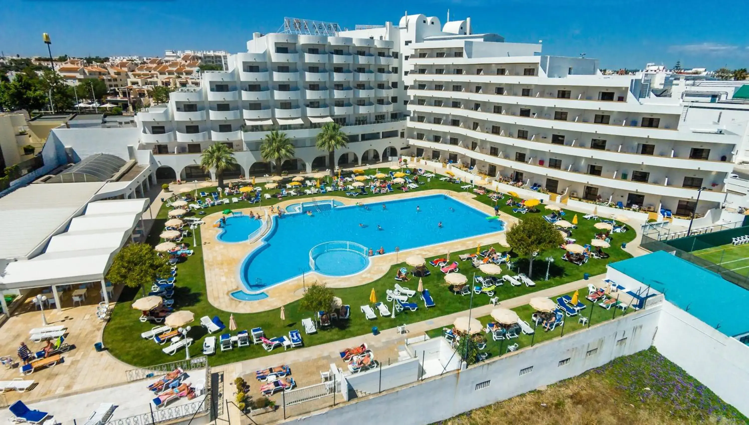 Property building in Hotel Apartamento Brisa Sol Property building in Hotel Apartamento Brisa Sol