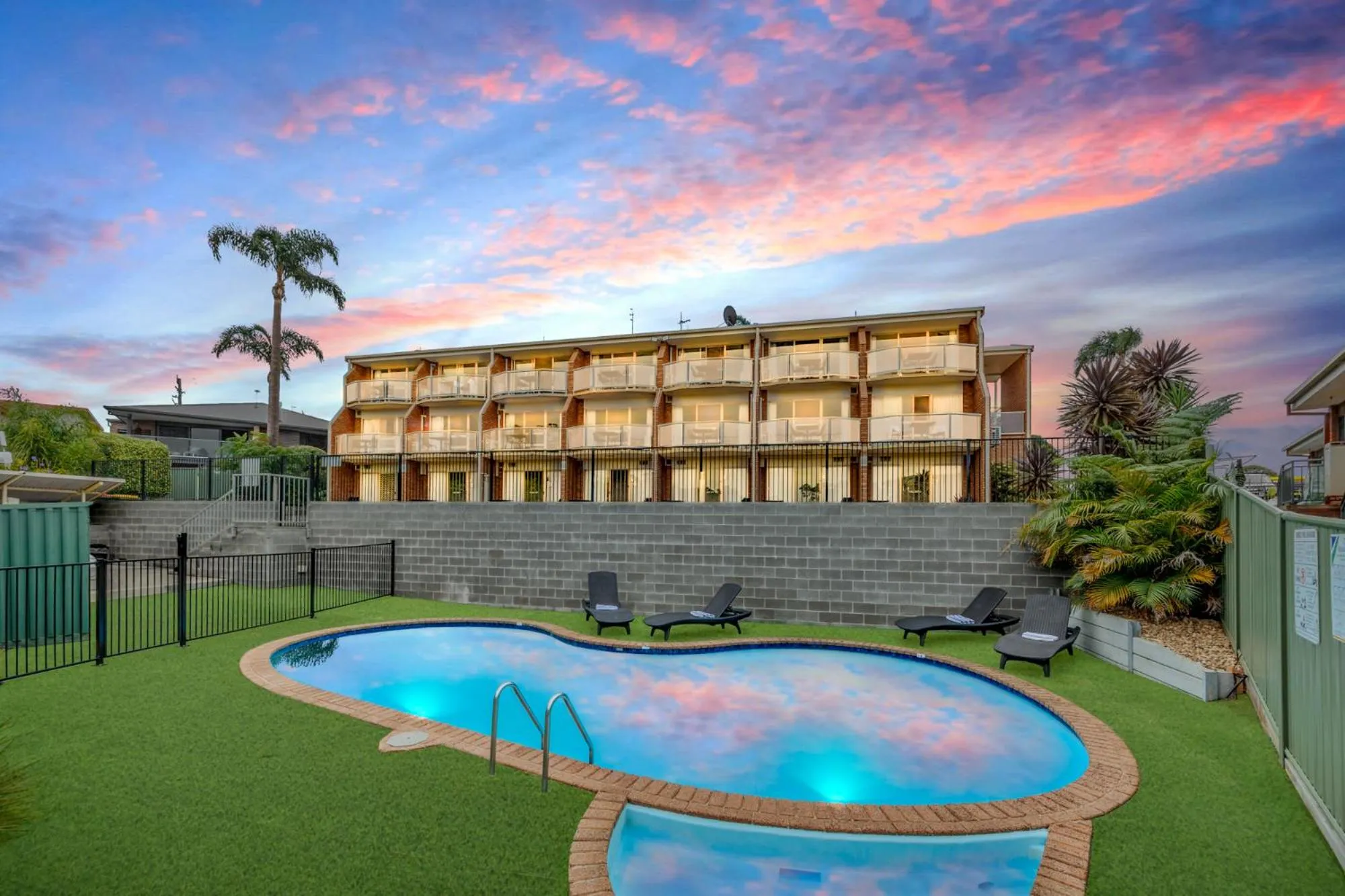 Swimming pool in Sapphire Waters Motor Inn