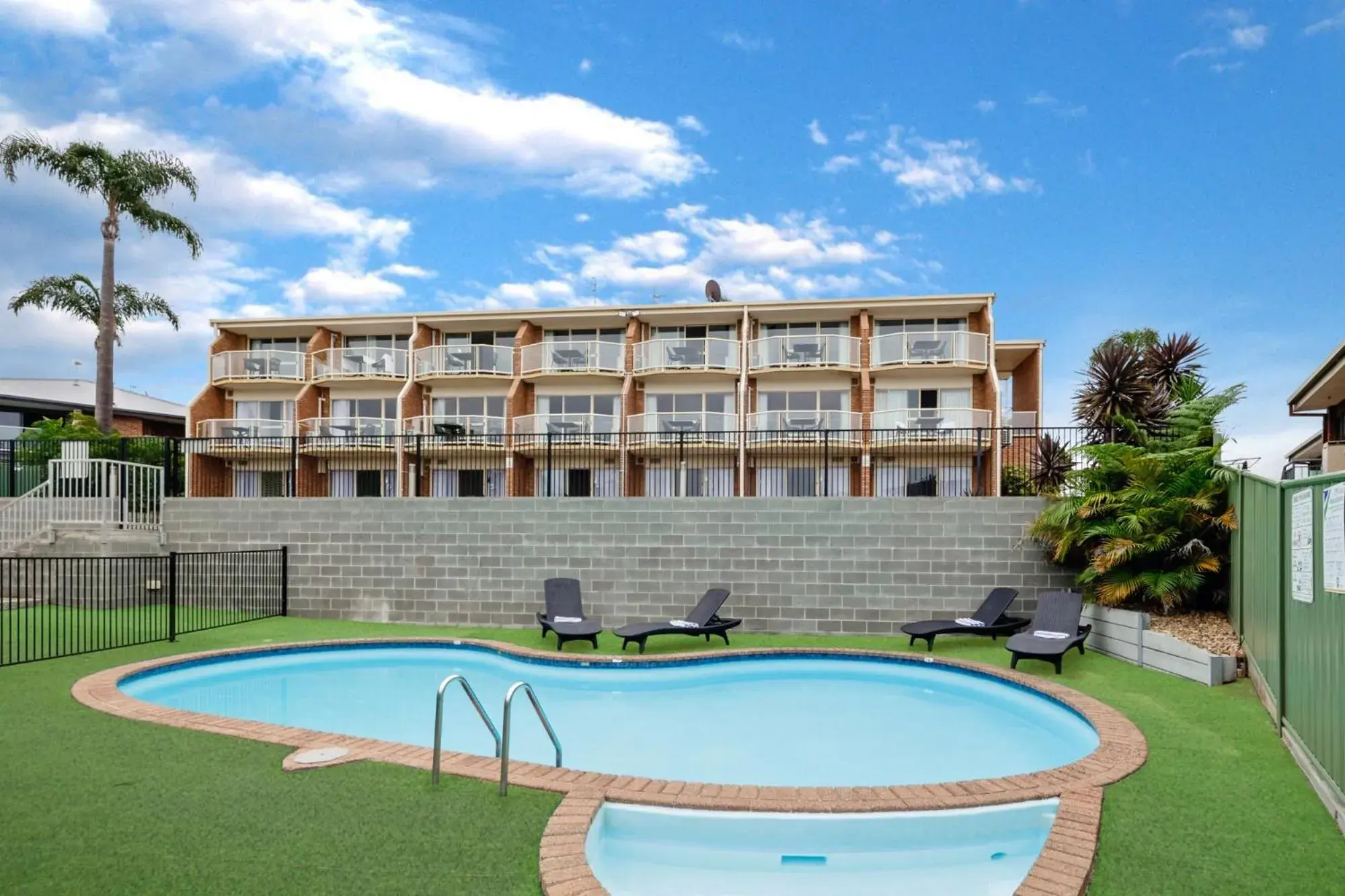 Swimming pool in Sapphire Waters Motor Inn Swimming pool in Sapphire Waters Motor Inn