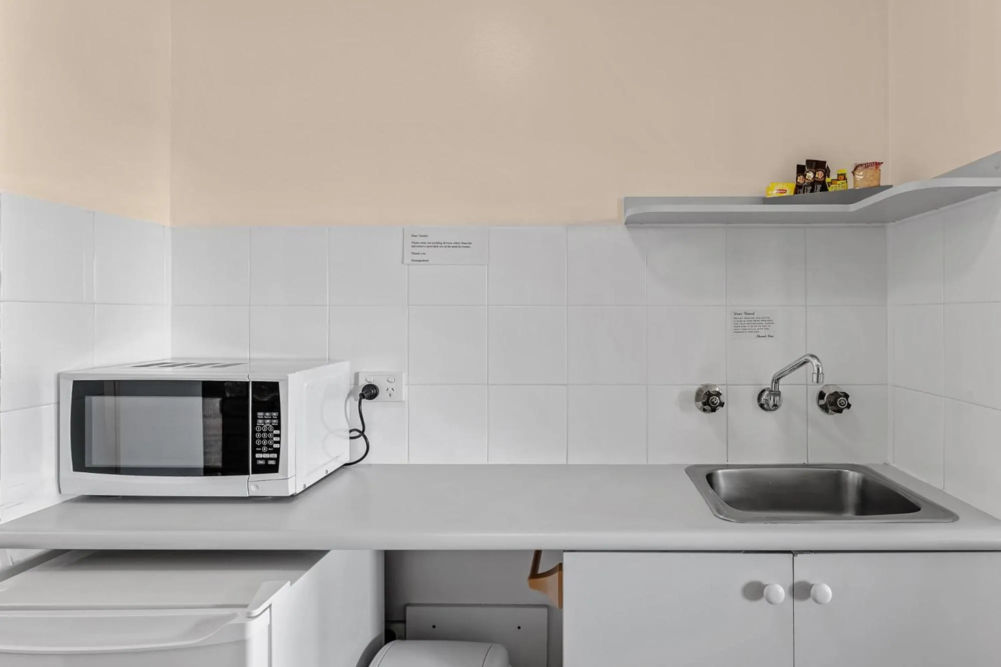 Kitchen or kitchenette in Sapphire Waters Motor Inn