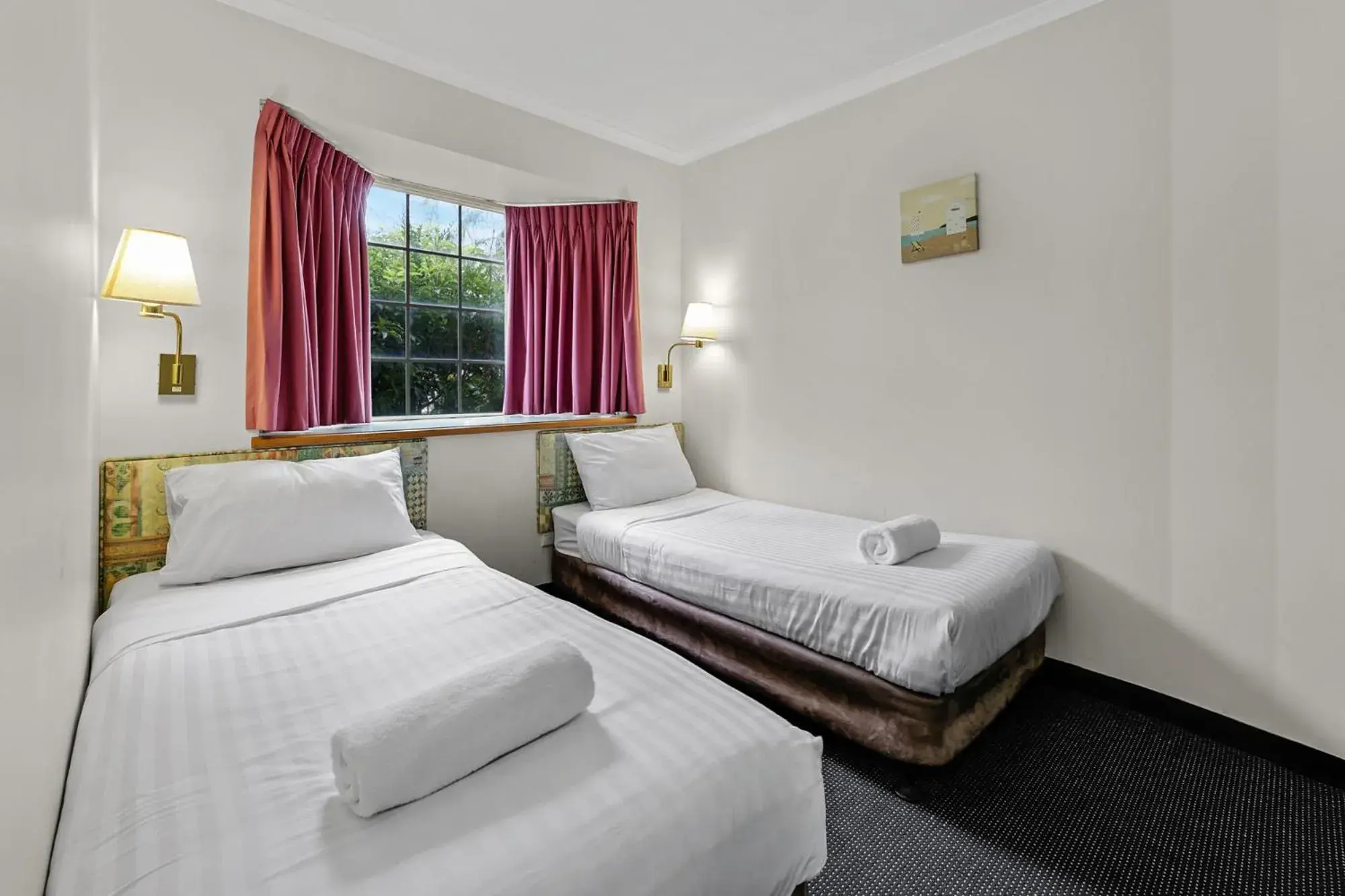 Bedroom, Bed in Sapphire Waters Motor Inn Bedroom, Bed in Sapphire Waters Motor Inn