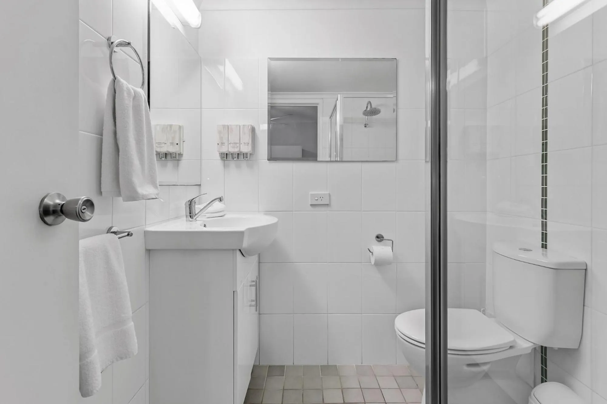 Bathroom in Sapphire Waters Motor Inn