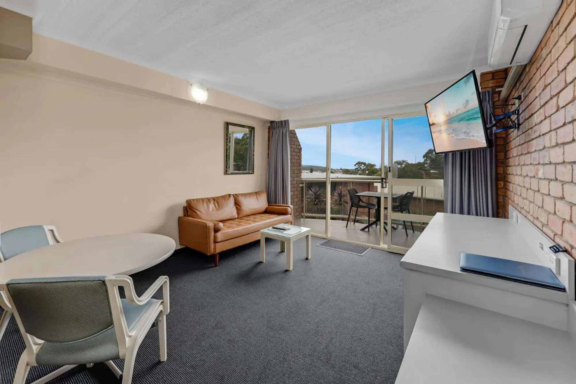 Living room in Sapphire Waters Motor Inn Living room in Sapphire Waters Motor Inn