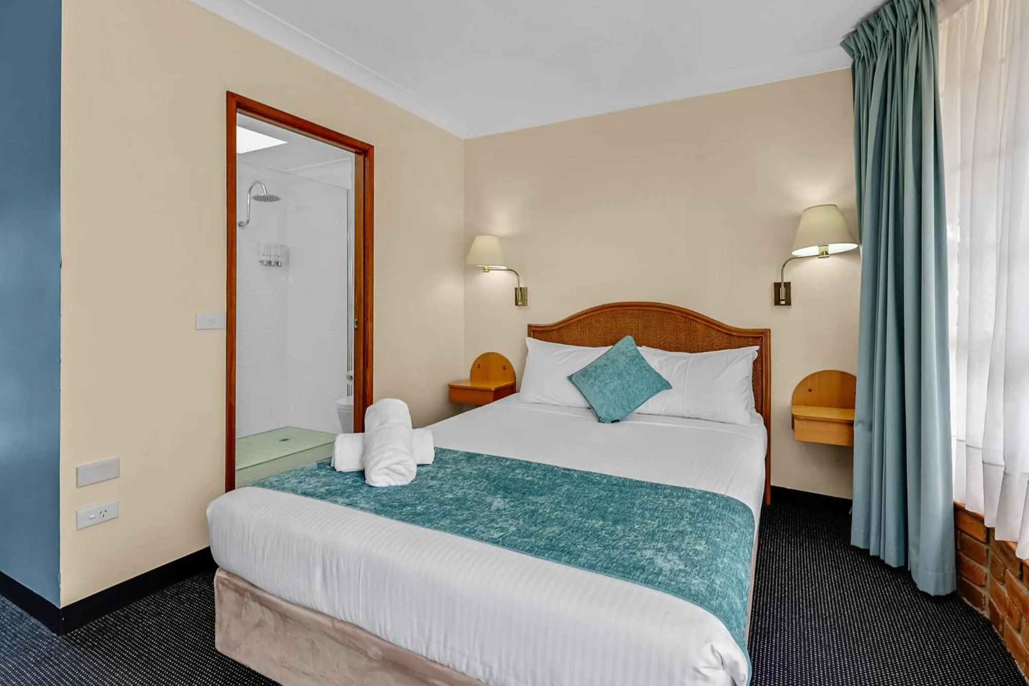 Bedroom, Bed in Sapphire Waters Motor Inn