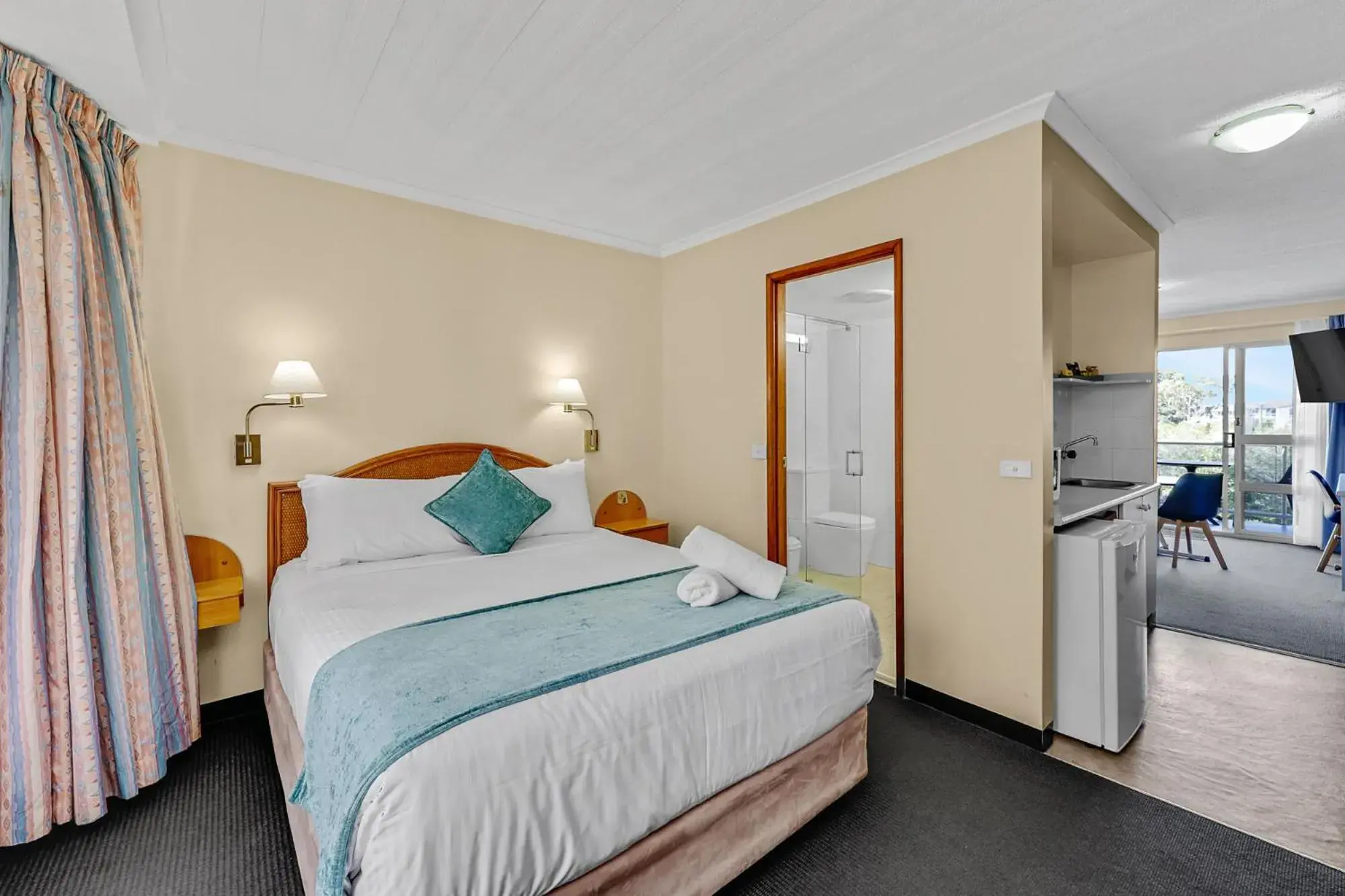 Photo of the whole room, Bed in Sapphire Waters Motor Inn Photo of the whole room, Bed in Sapphire Waters Motor Inn