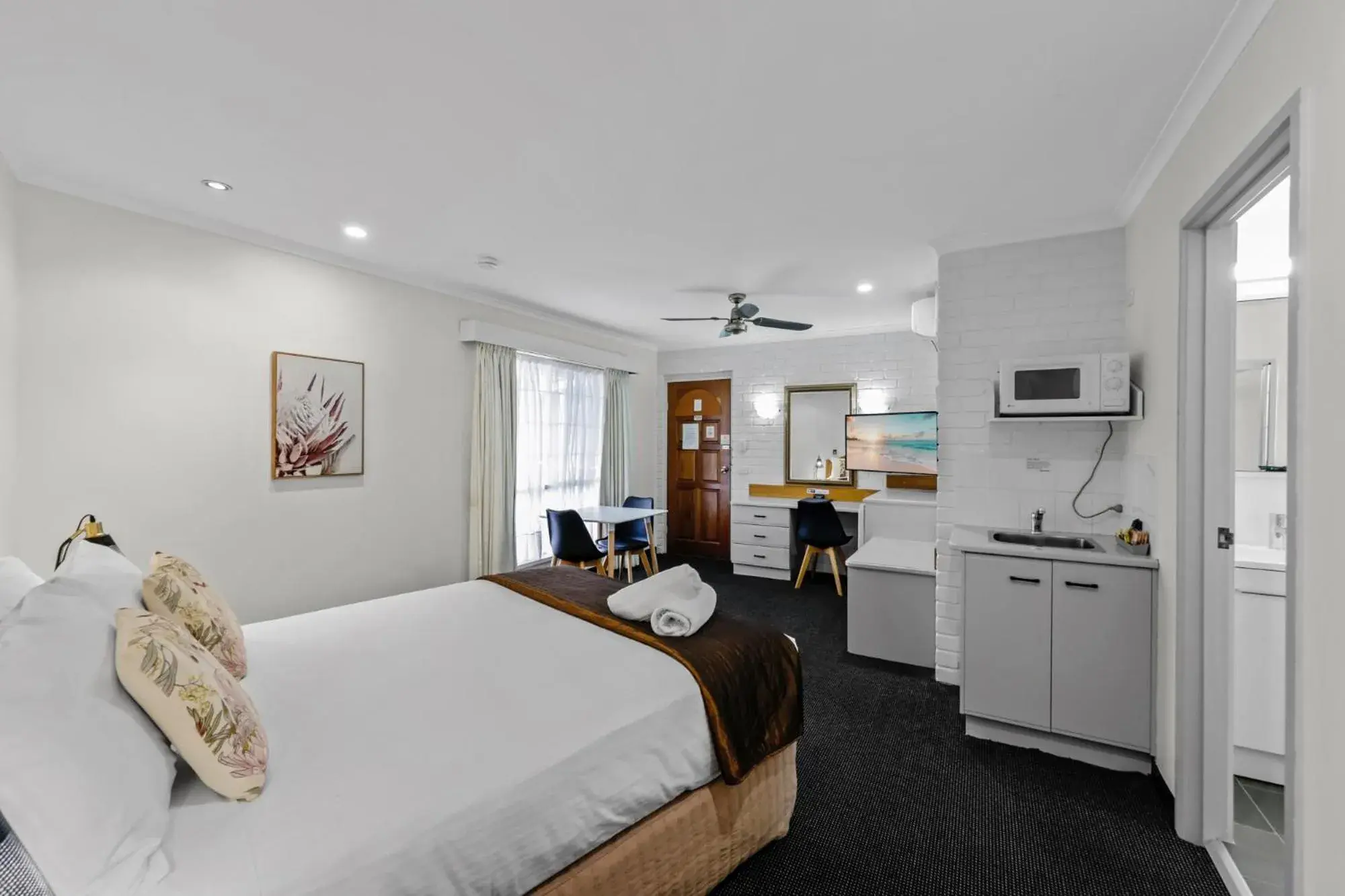 Bedroom, Bed in Sapphire Waters Motor Inn Bedroom, Bed in Sapphire Waters Motor Inn