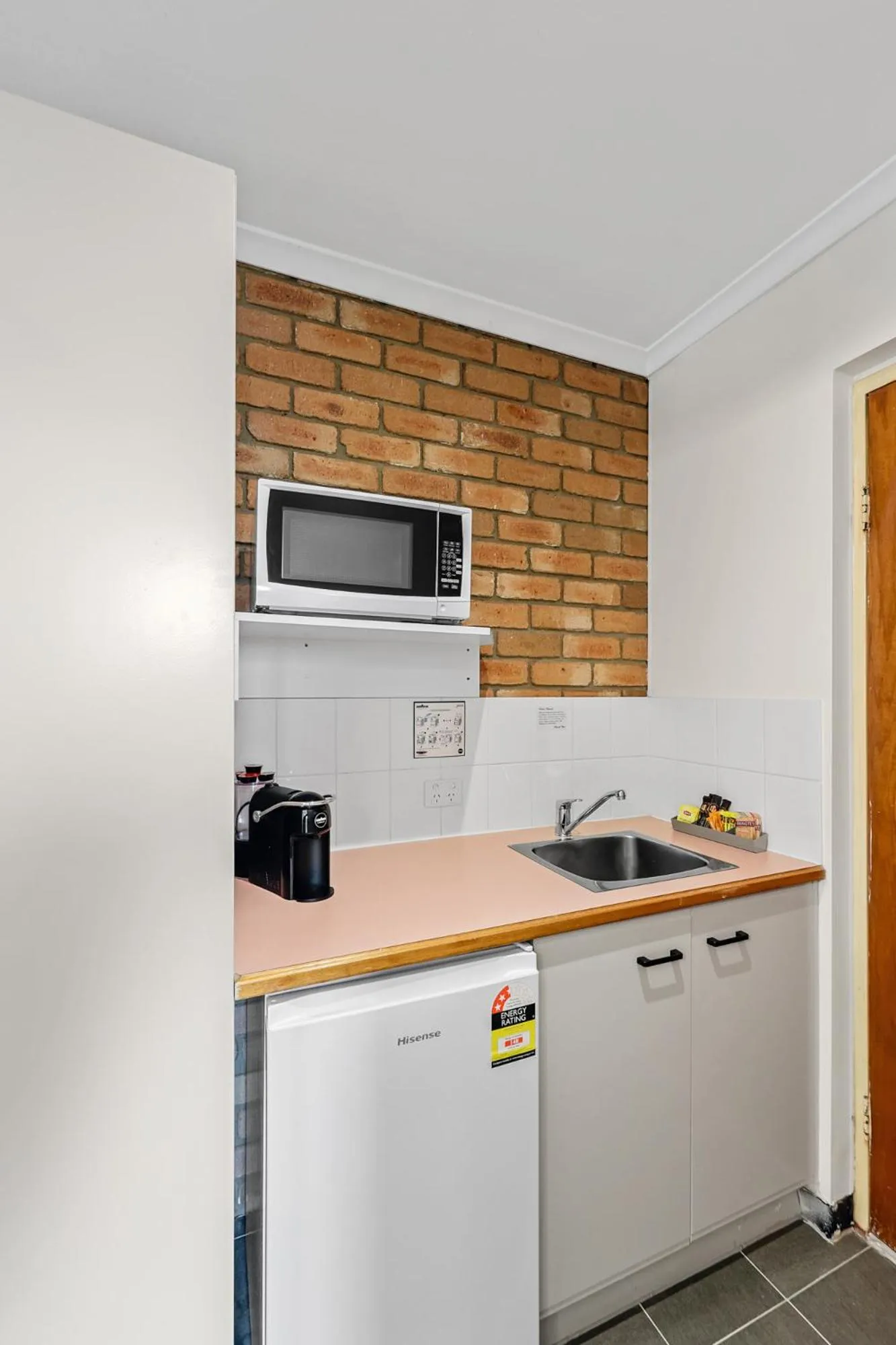Kitchen or kitchenette in Sapphire Waters Motor Inn