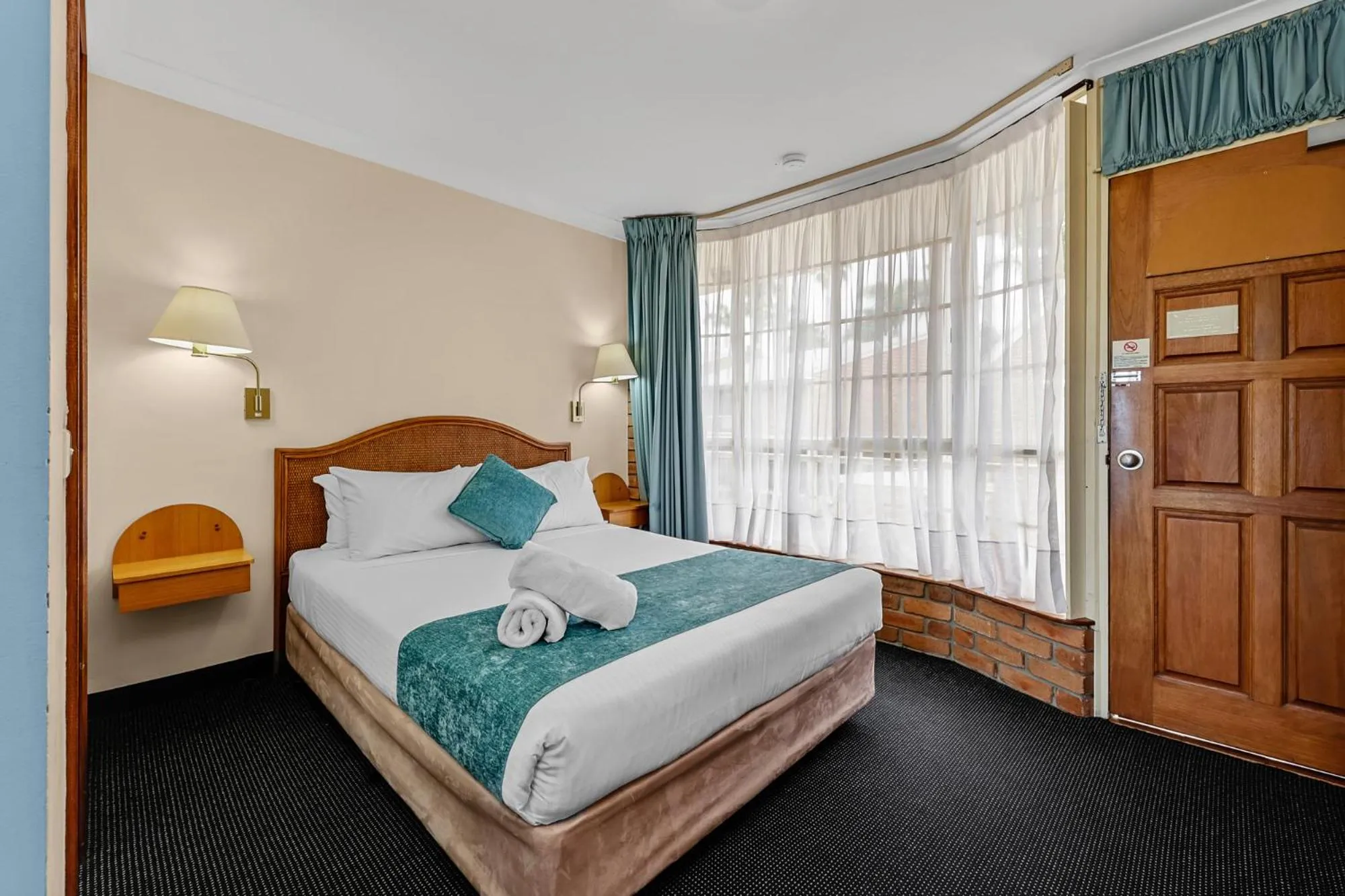 Bedroom, Bed in Sapphire Waters Motor Inn