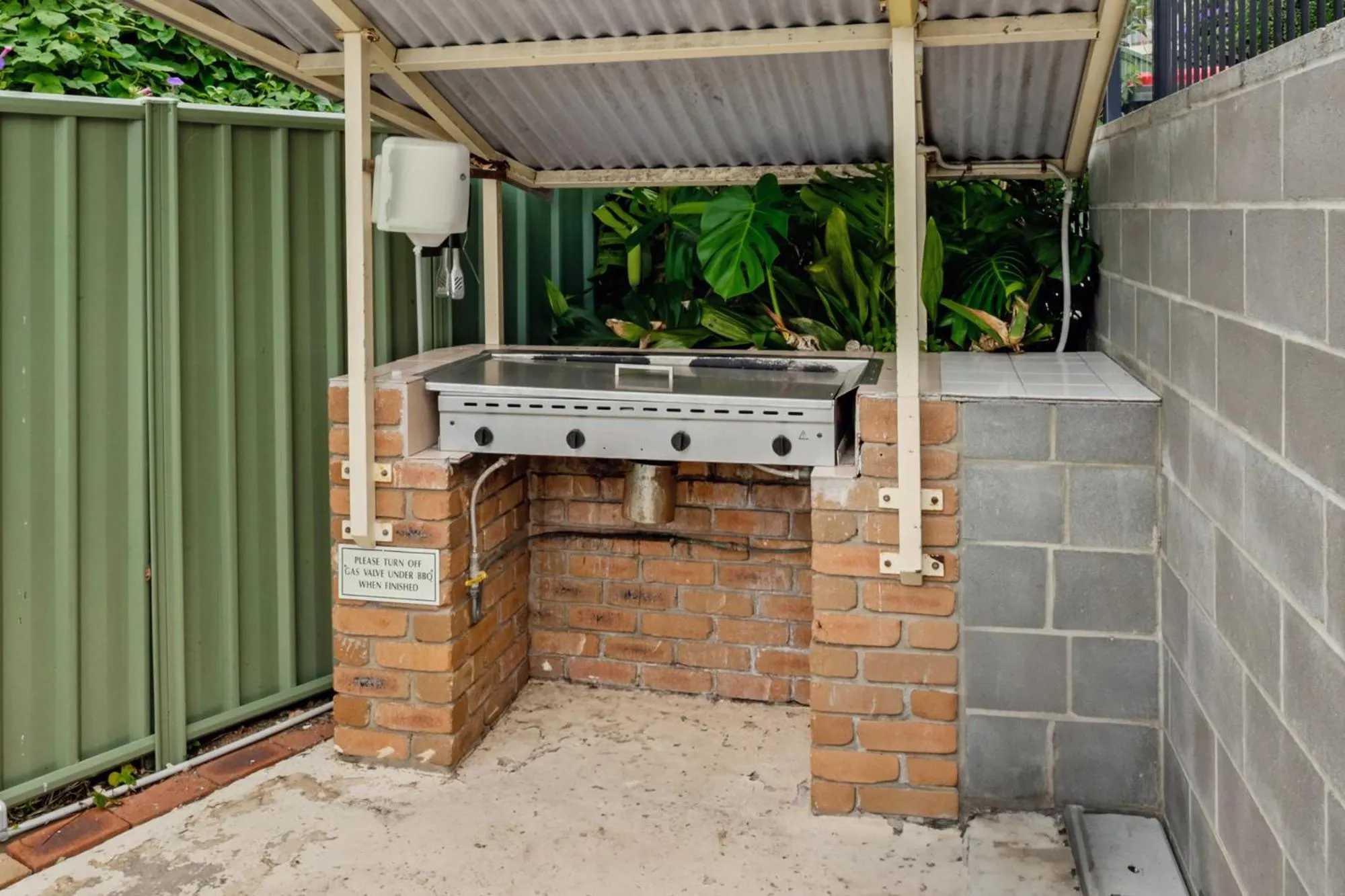 BBQ facilities in Sapphire Waters Motor Inn