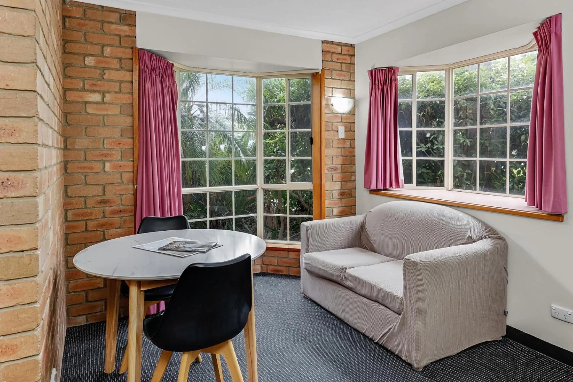 Seating area in Sapphire Waters Motor Inn
