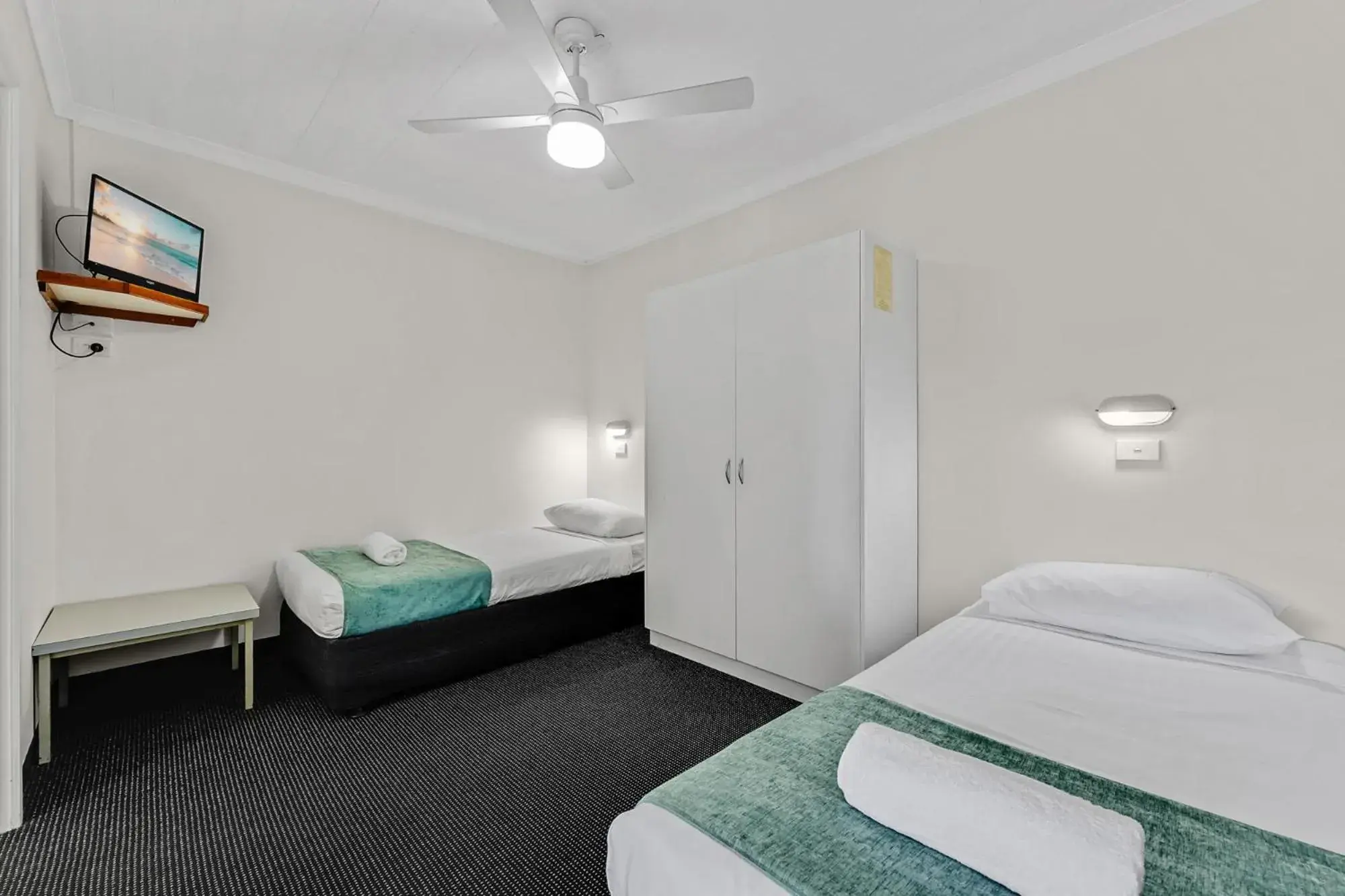 Bedroom, Bed in Sapphire Waters Motor Inn Bedroom, Bed in Sapphire Waters Motor Inn