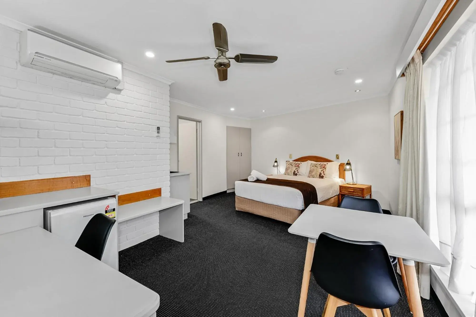 Executive Queen Suite with Spa Bath in Sapphire Waters Motor Inn Executive Queen Suite with Spa Bath in Sapphire Waters Motor Inn