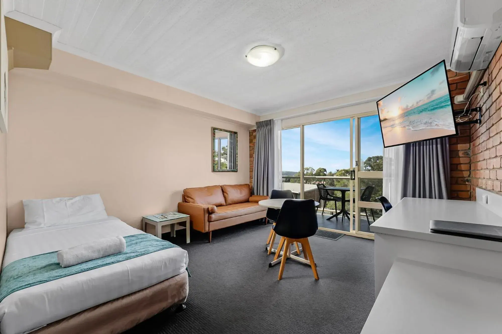 Living room in Sapphire Waters Motor Inn Living room in Sapphire Waters Motor Inn