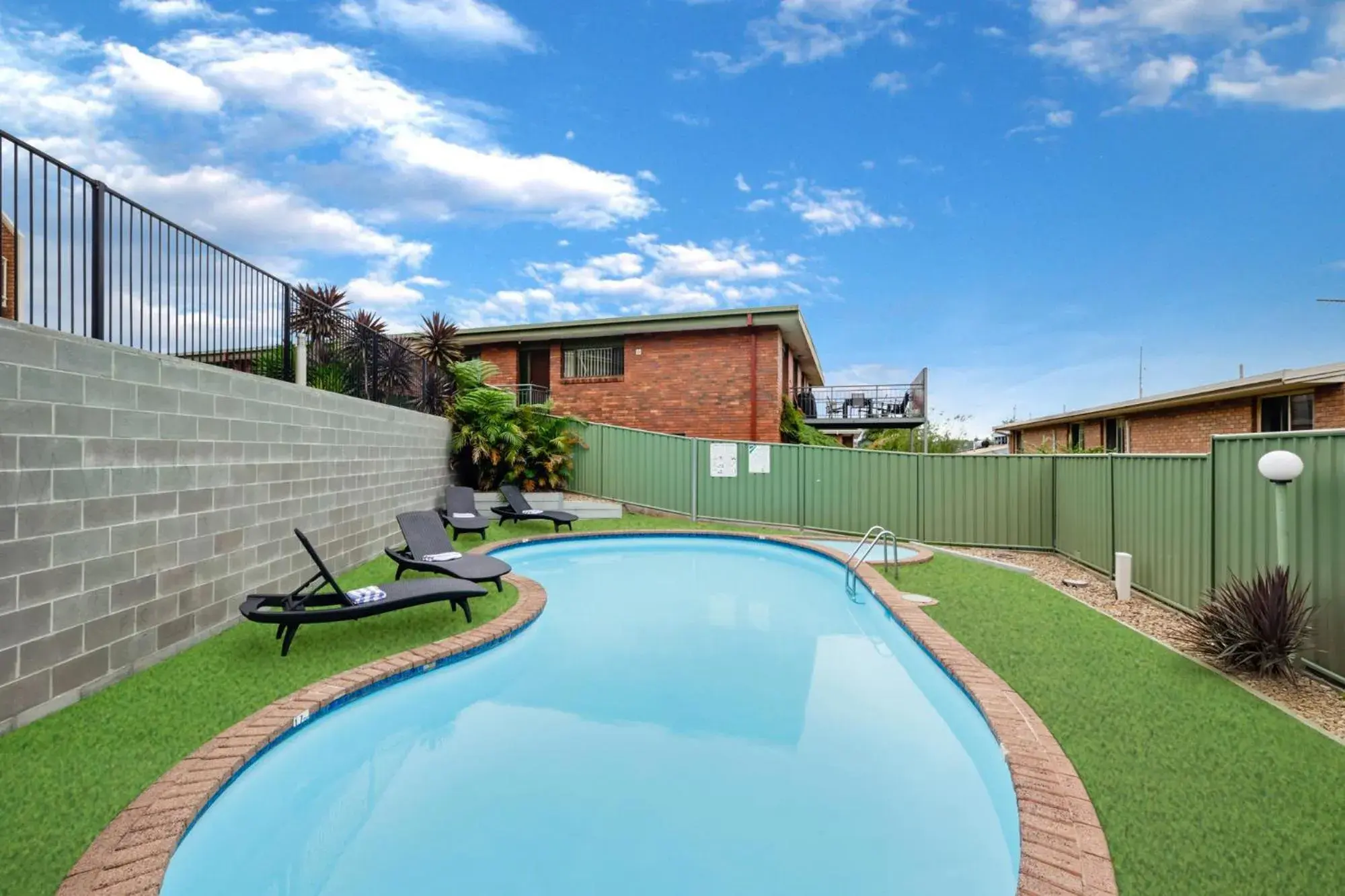 Swimming pool in Sapphire Waters Motor Inn Swimming pool in Sapphire Waters Motor Inn