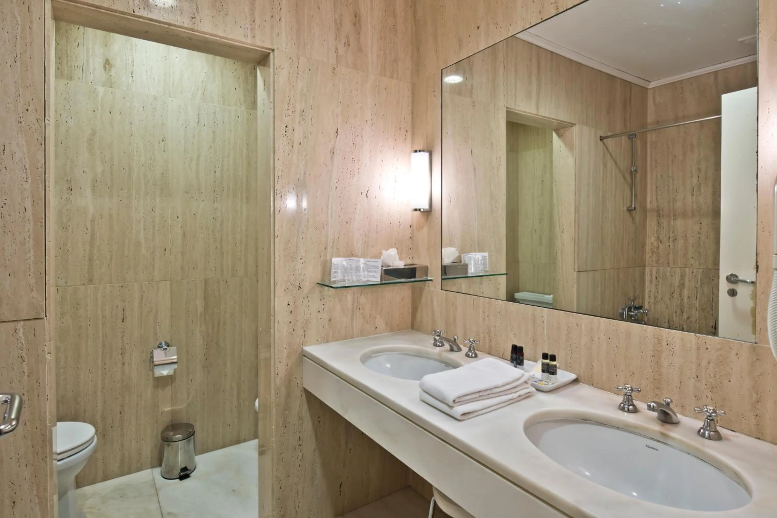 Toilet in Golden Tulip Caramulo