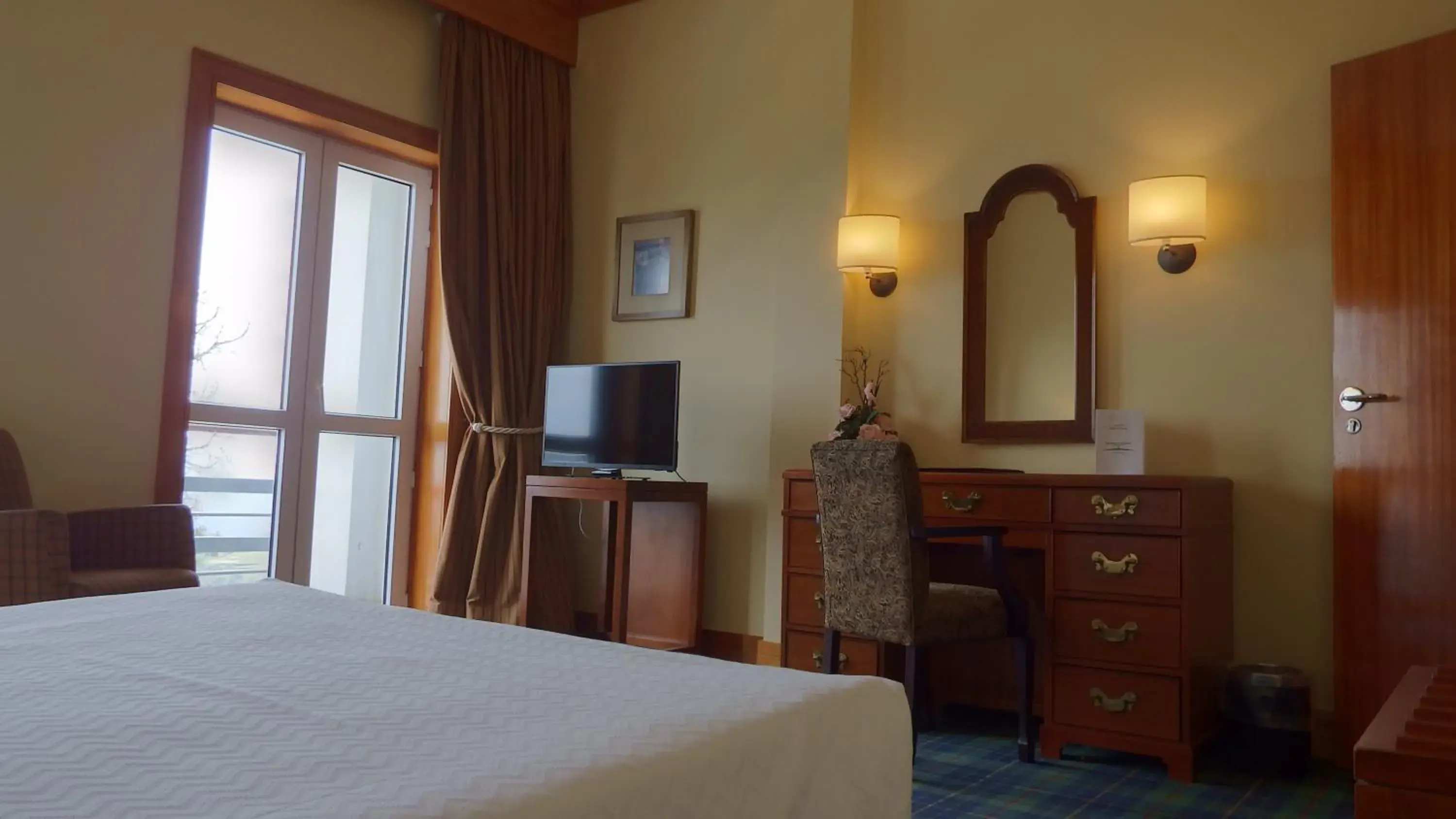 Bedroom, Bed in Golden Tulip Caramulo Bedroom, Bed in Golden Tulip Caramulo