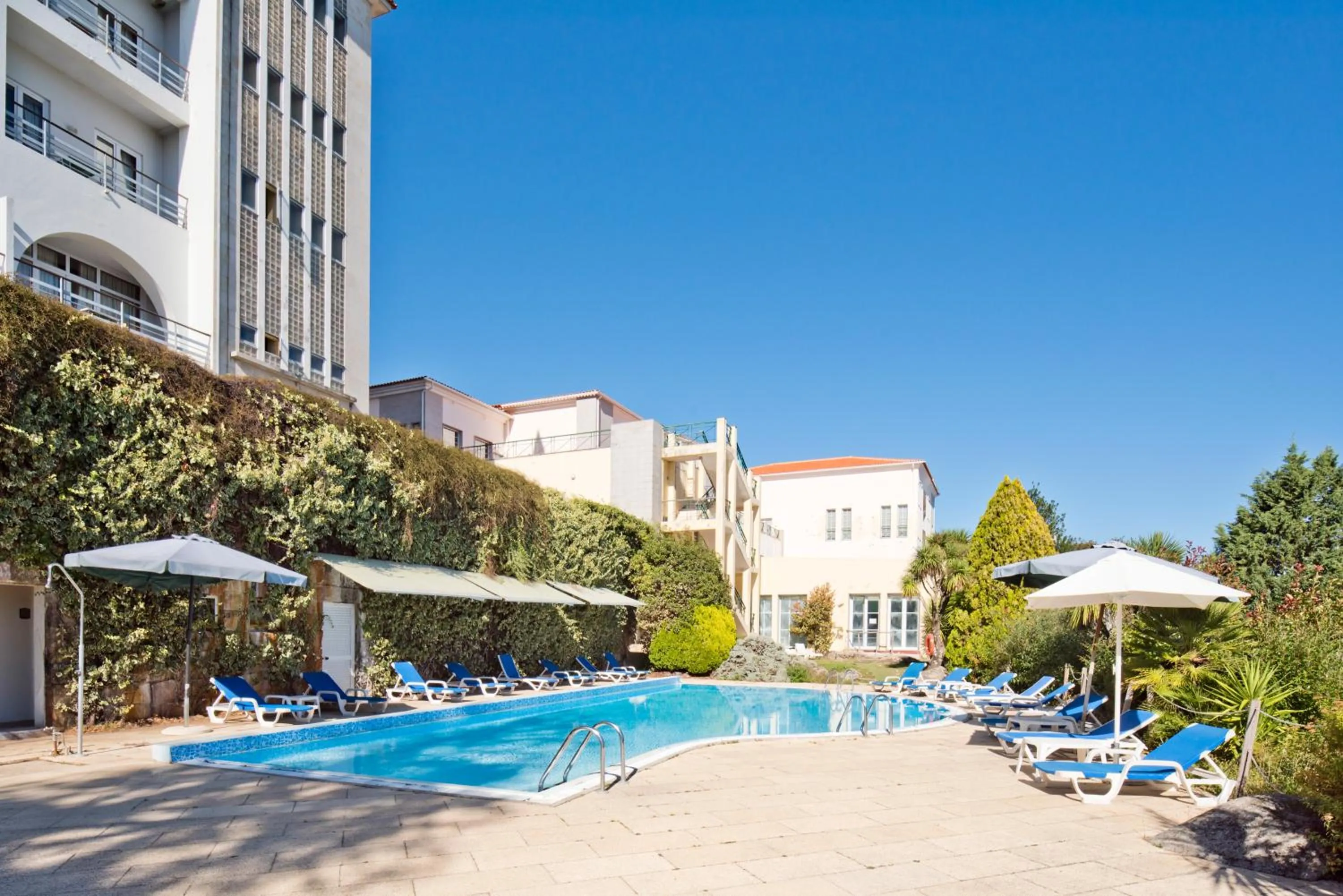 Property building in Golden Tulip Caramulo