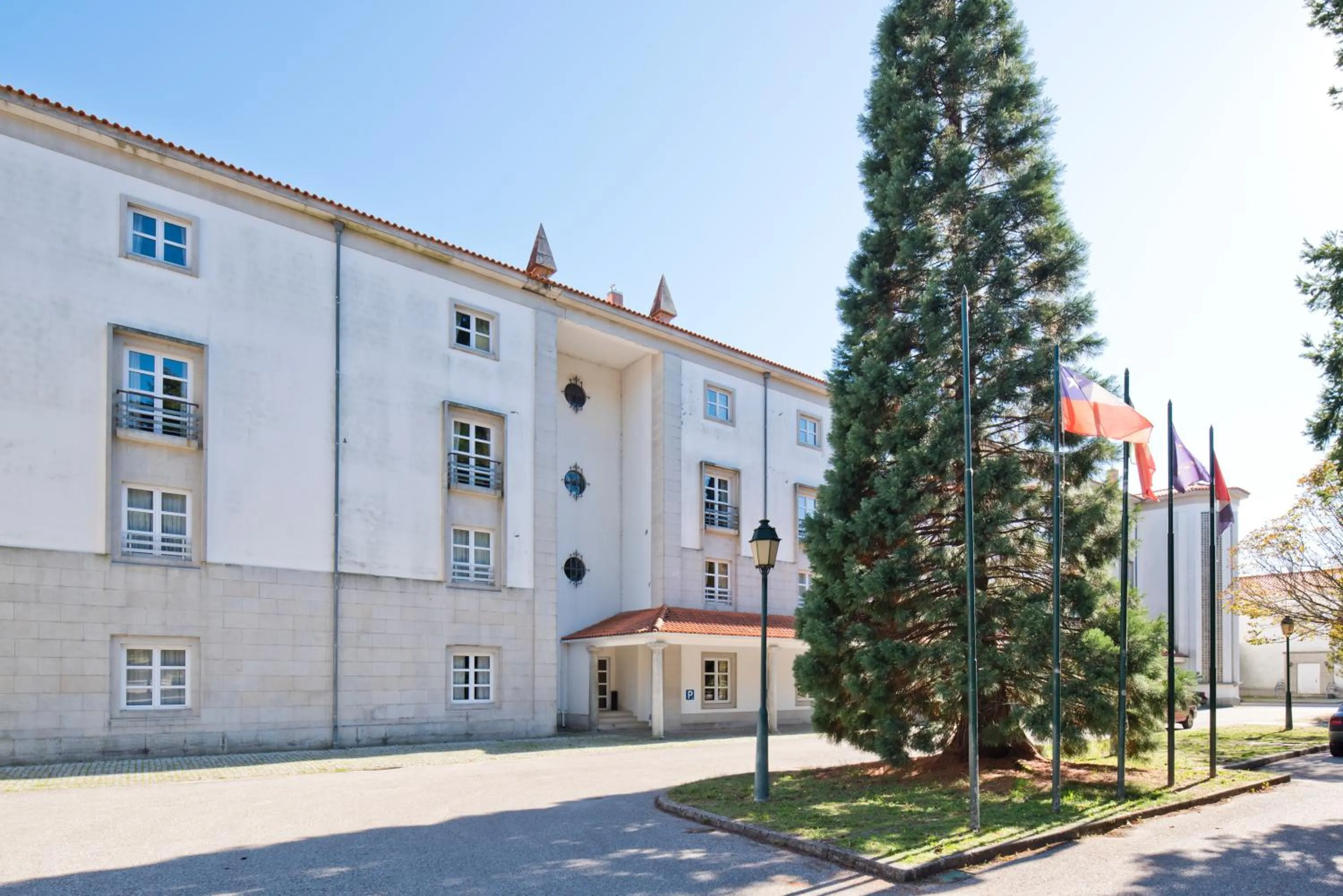 Property building in Golden Tulip Caramulo