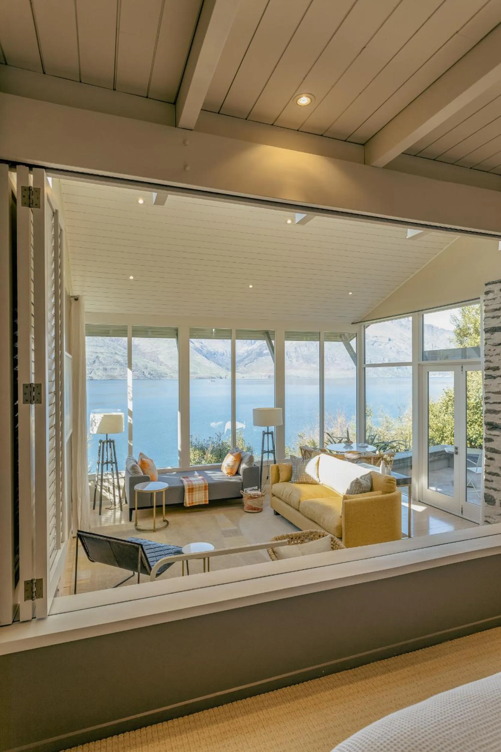 Lake view in Rosewood Matakauri