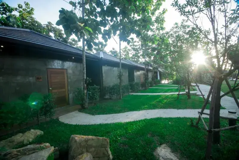 King Room with Balcony in Chiang Klong Riverside Resort King Room with Balcony in Chiang Klong Riverside Resort