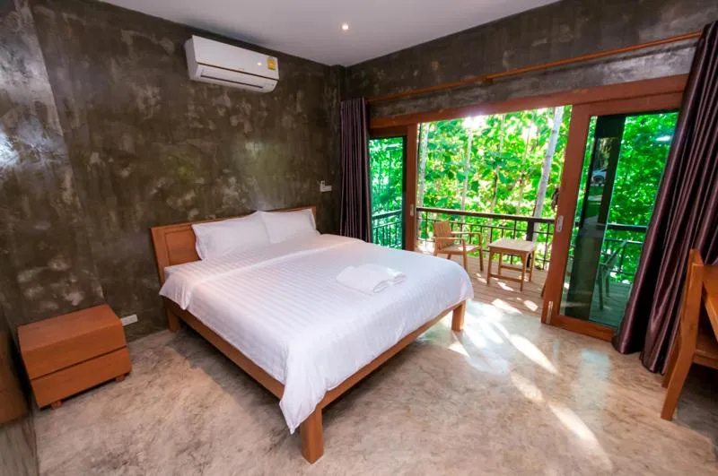 Bed in Chiang Klong Riverside Resort
