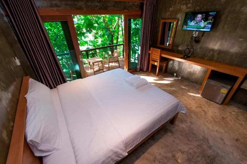Bed in Chiang Klong Riverside Resort