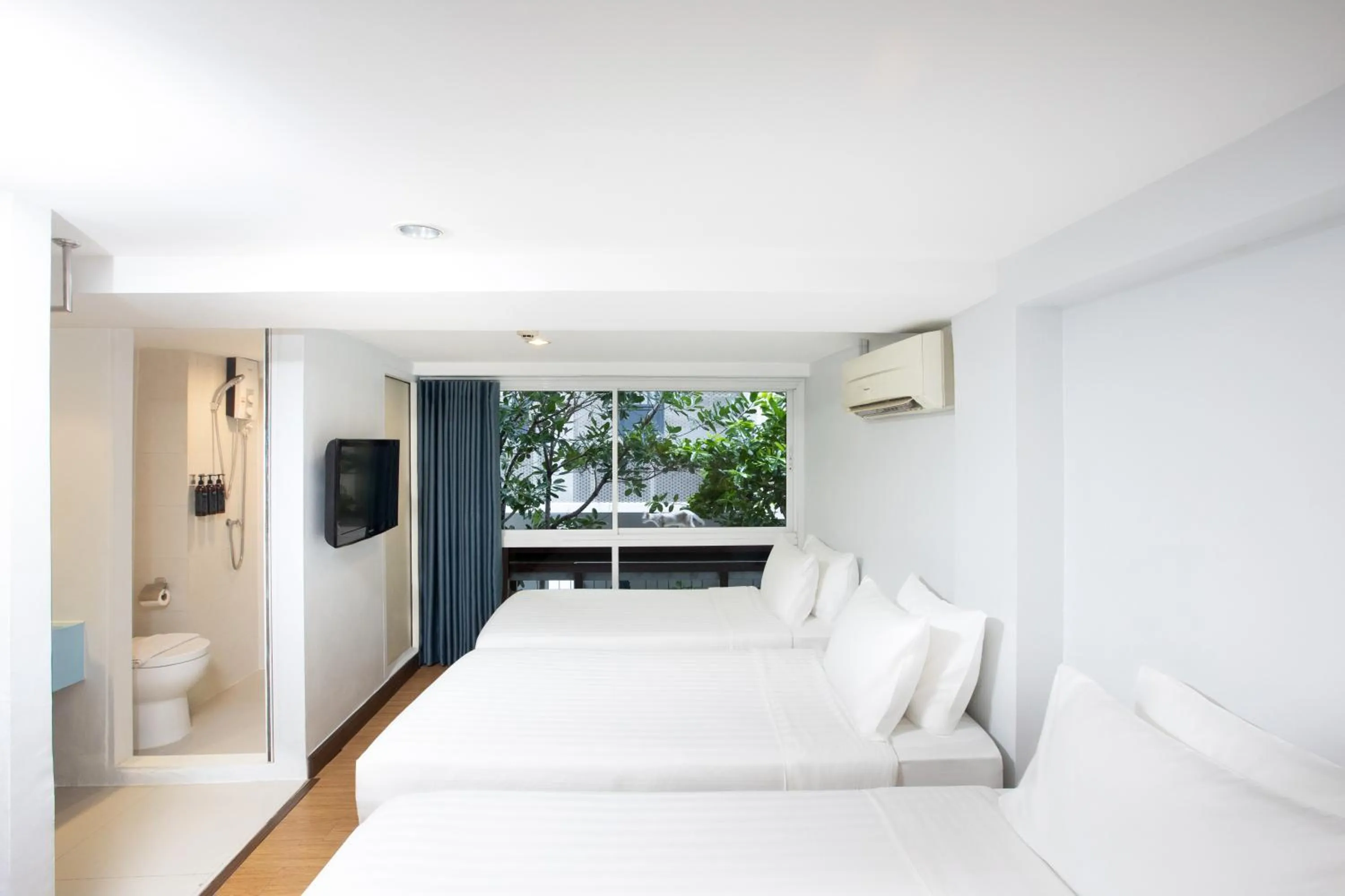 Photo of the whole room, Bed in Nantra Sukhumvit 39