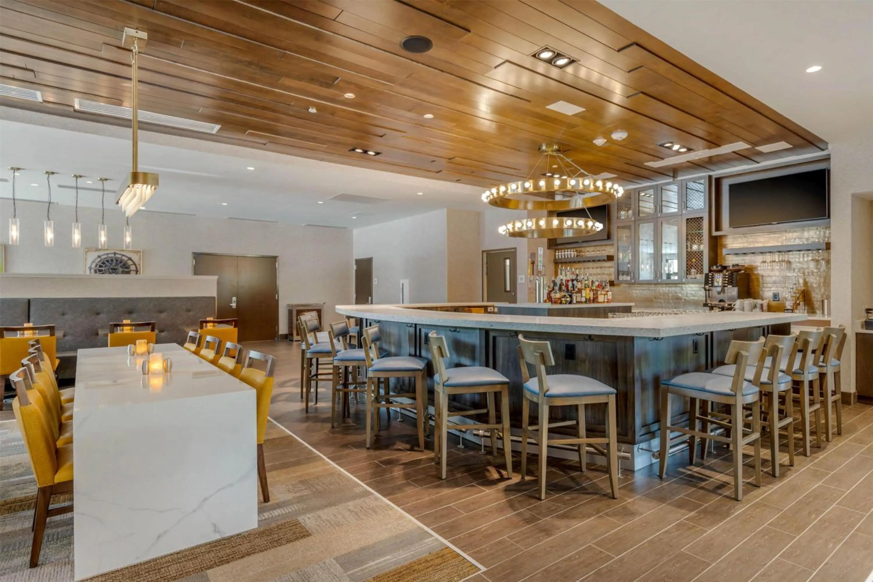 Lounge or bar in DoubleTree by Hilton Charleston Riverview