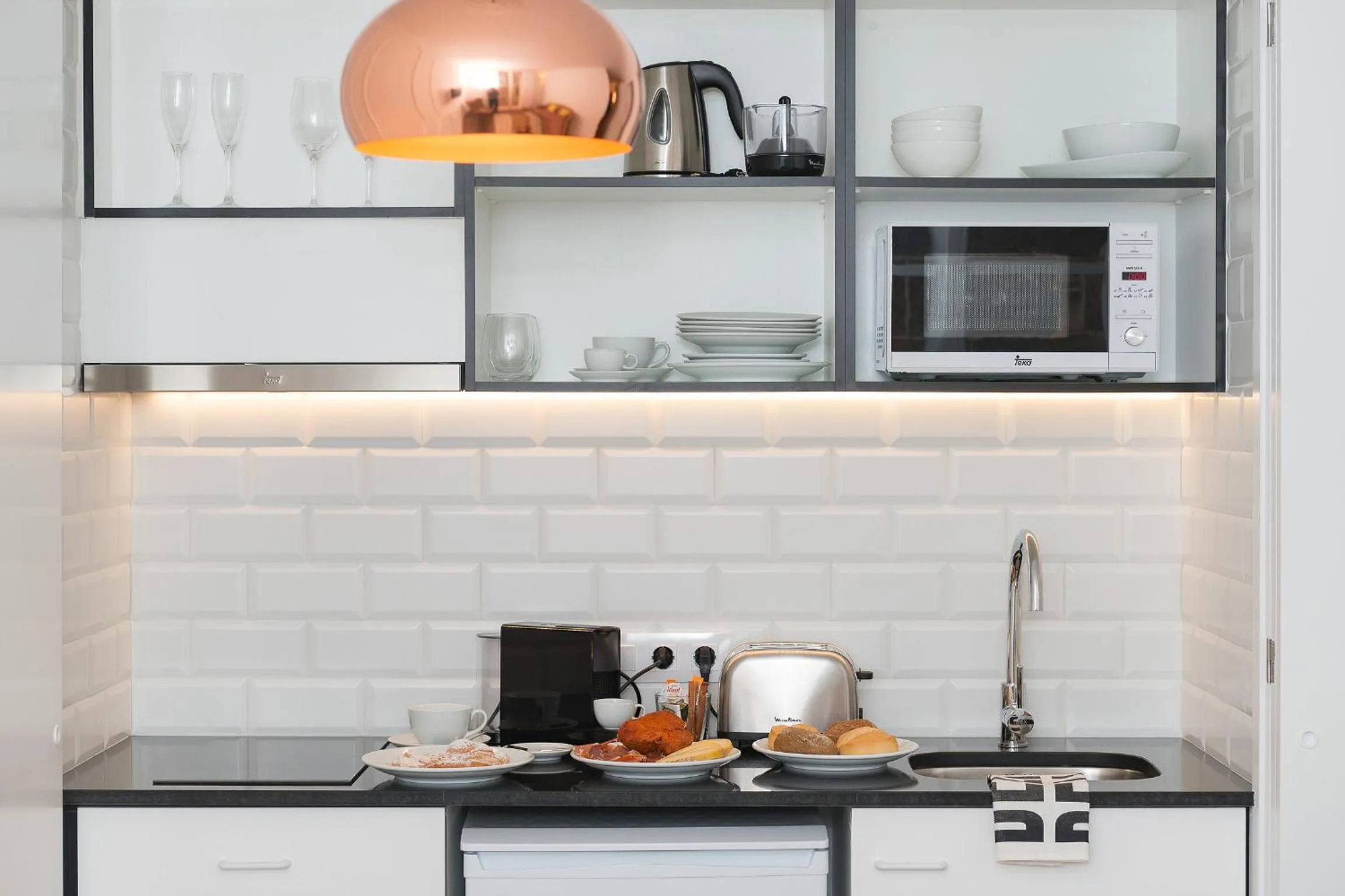 Kitchen or kitchenette in Divina Suites Hotel Boutique - Adults only