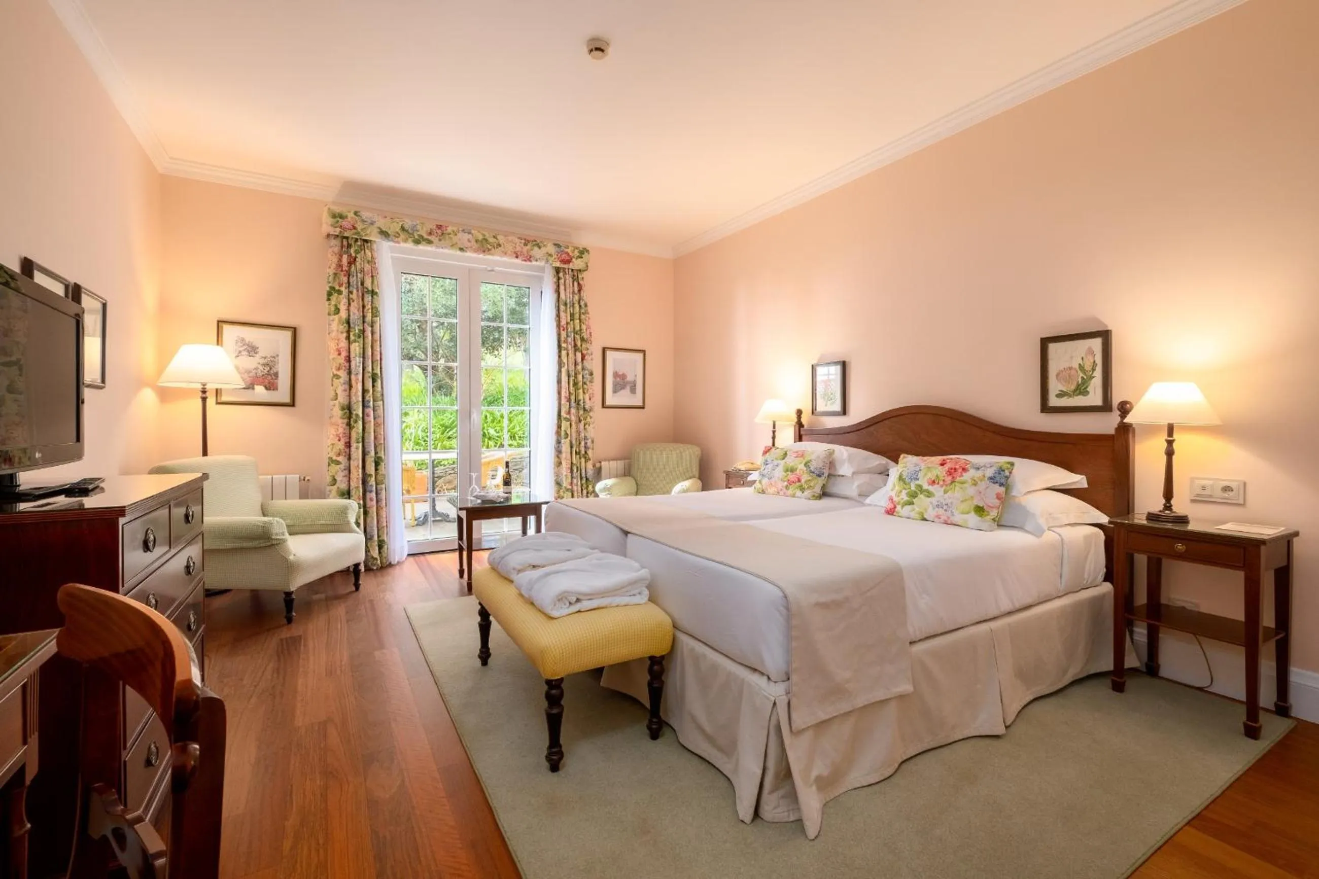 Bedroom, Bed in Casa Velha do Palheiro Relais & Chateaux