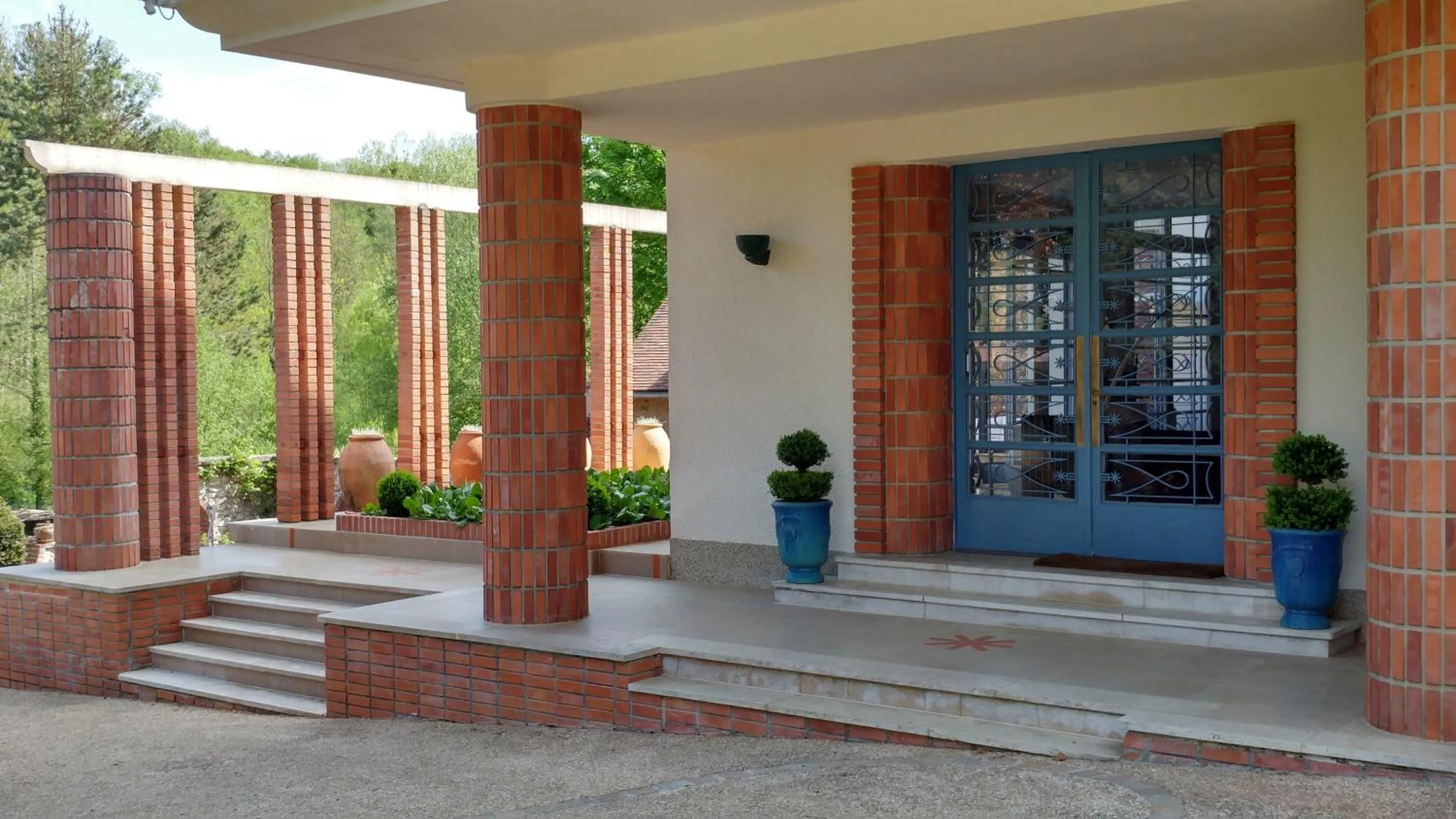 Facade/entrance in La Closerie