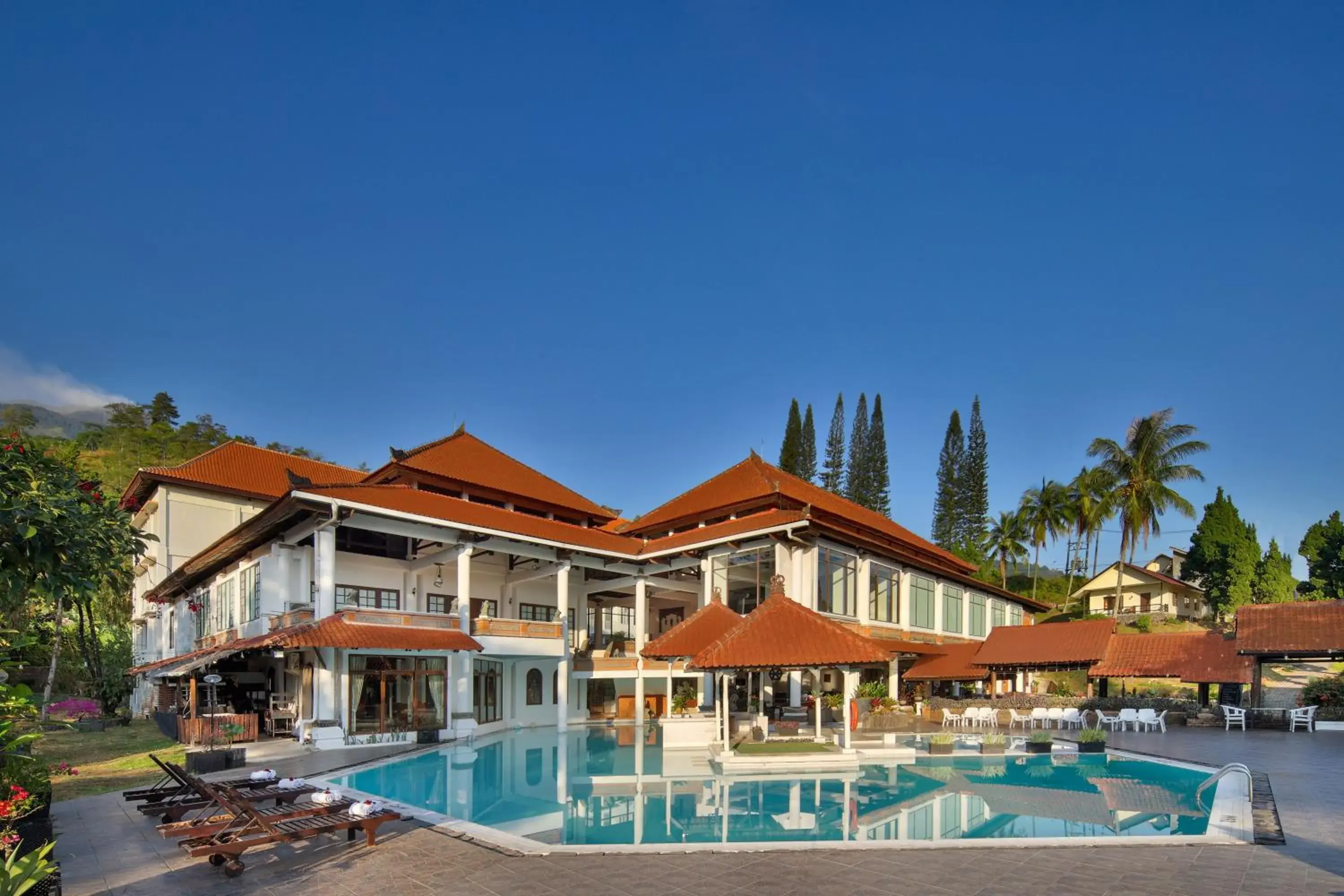 Swimming pool in Royal Hotel and Villas Trawas Swimming pool in Royal Hotel and Villas Trawas