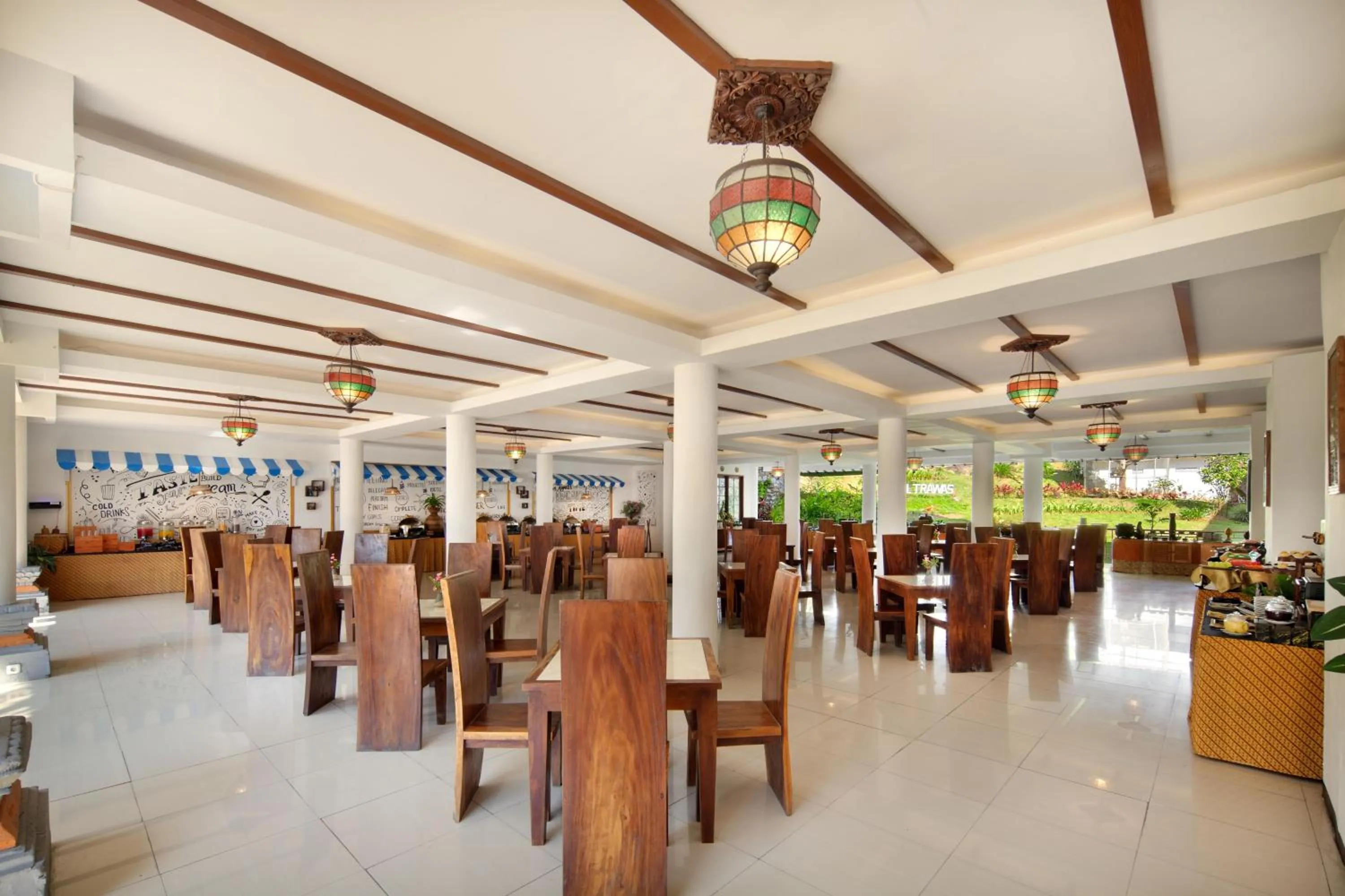 Restaurant/places to eat in Royal Hotel and Villas Trawas