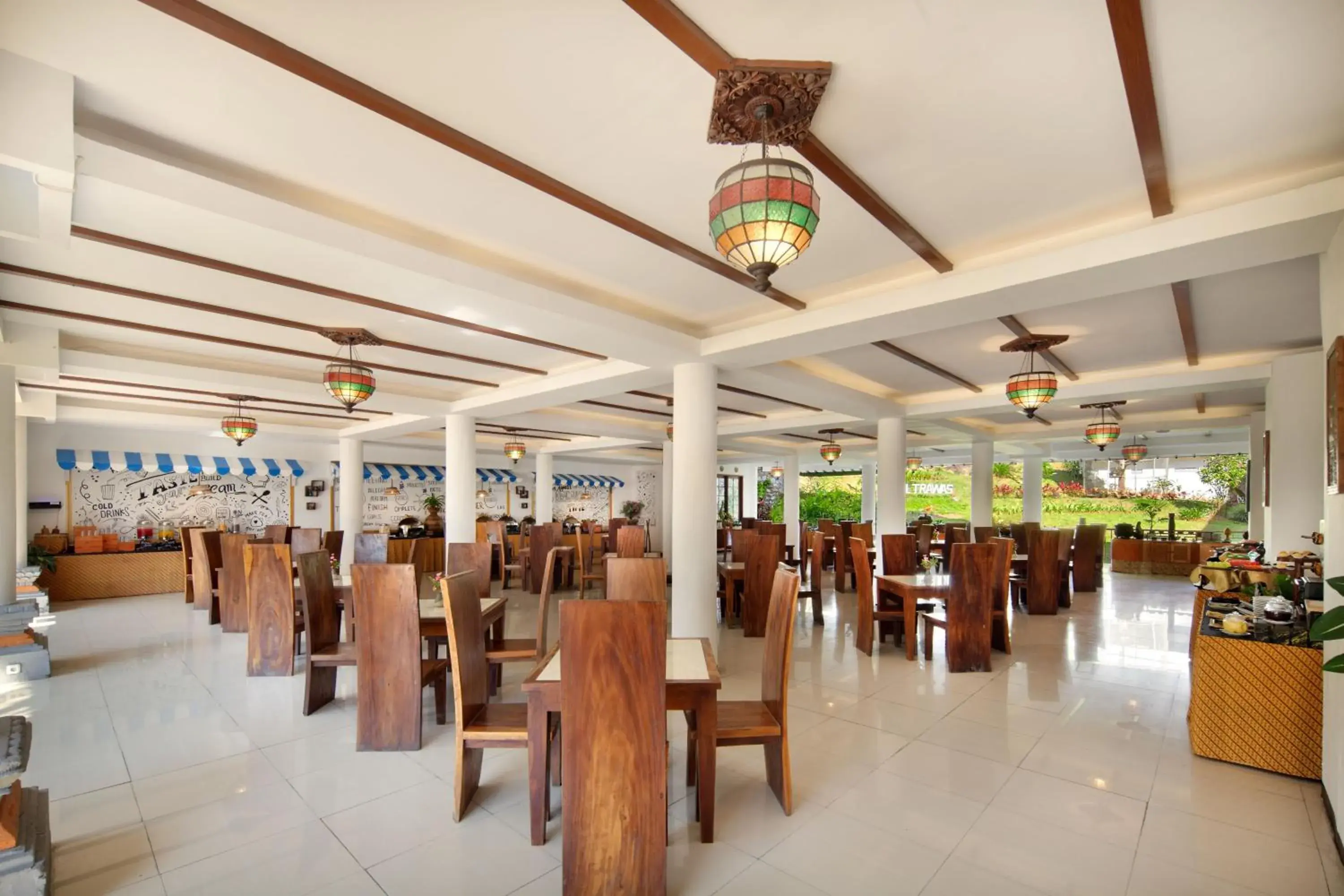 Restaurant/places to eat in Royal Hotel and Villas Trawas Restaurant/places to eat in Royal Hotel and Villas Trawas